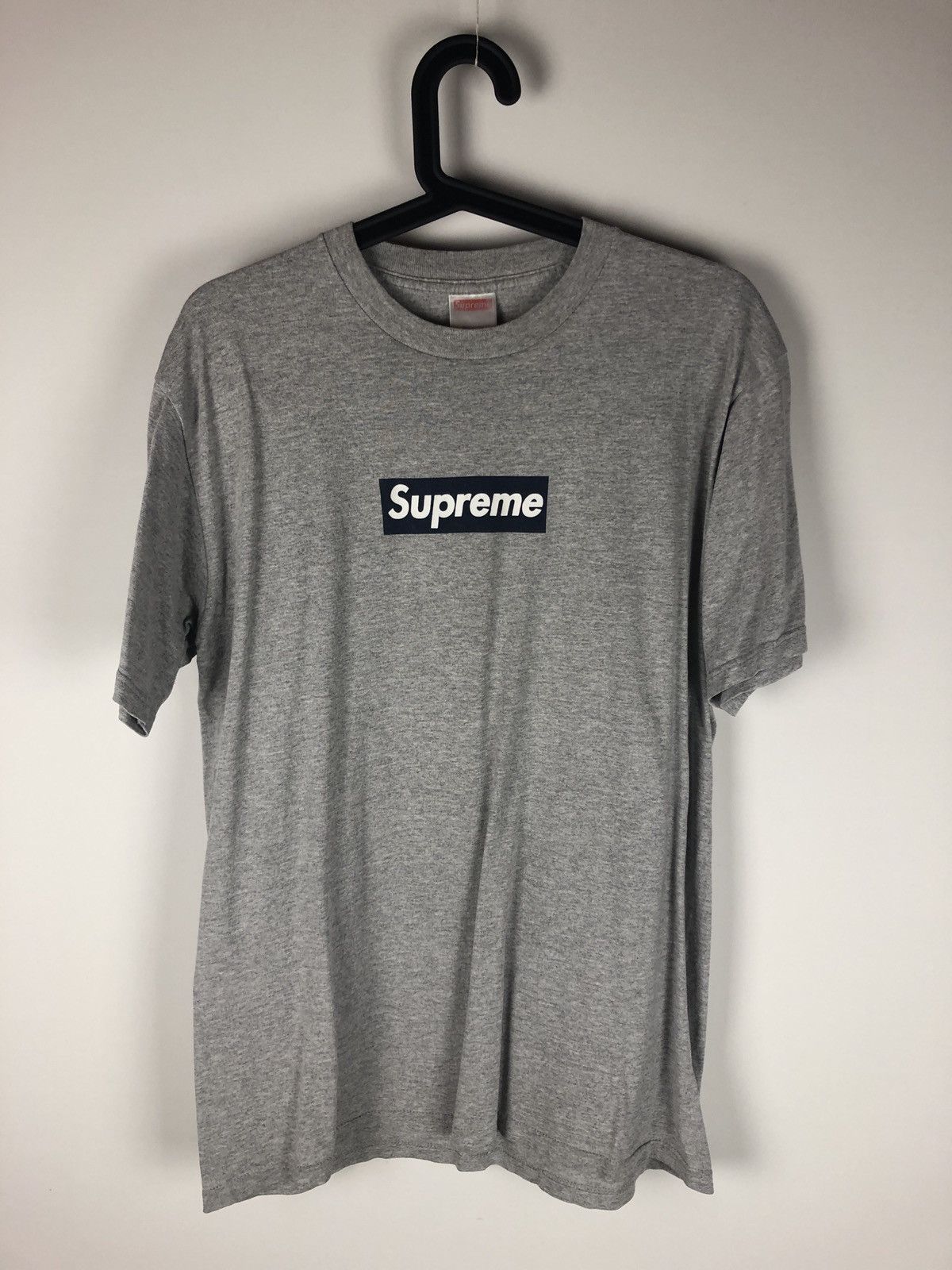 Supreme Navy on grey box logo tee Size US M / EU 48-50 / 2 - 2 Thumbnail