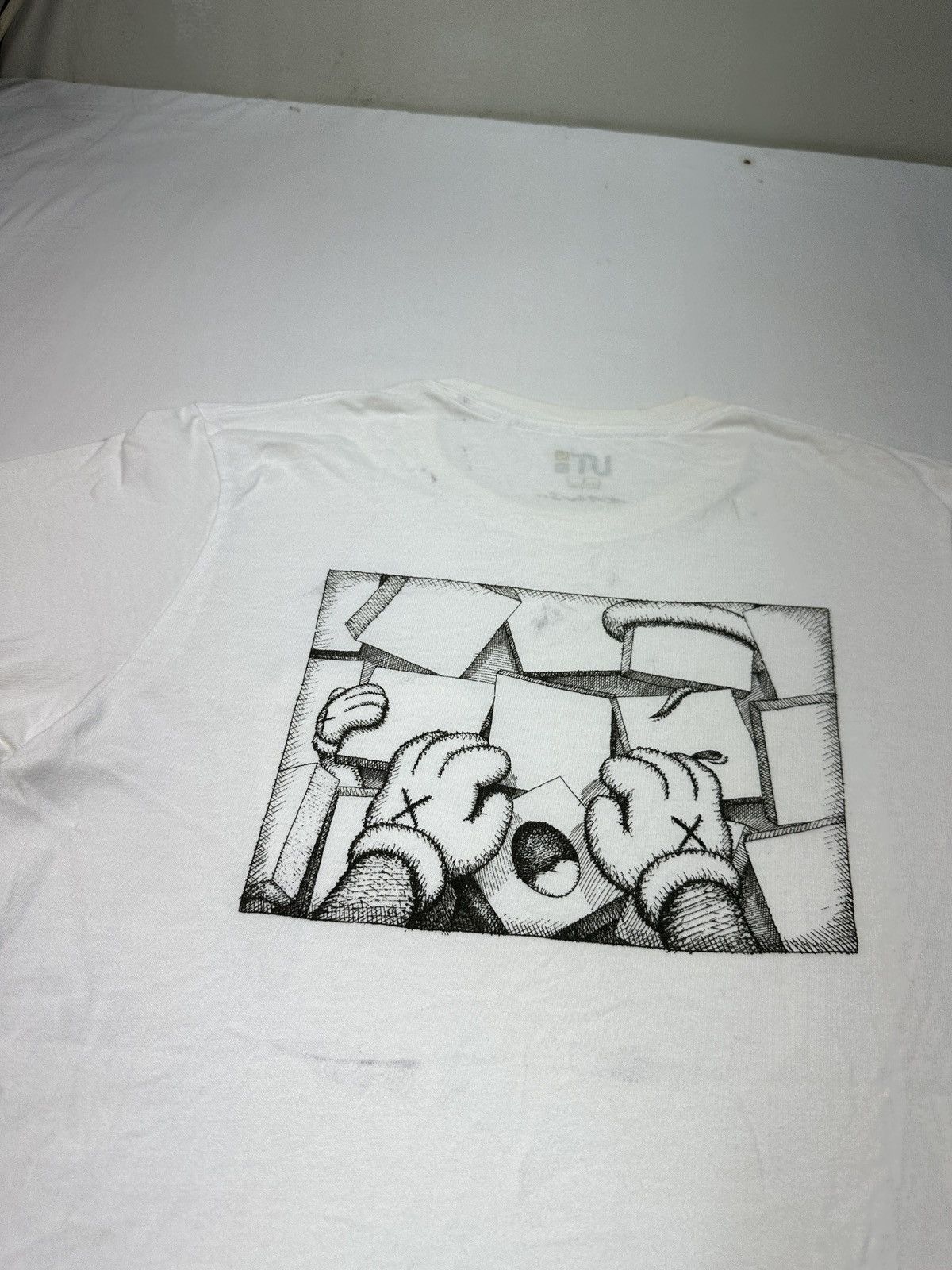 Kaws × Uniqlo Uniqlo x Kaws arts tee shirt Size US S / EU 44-46 / 1 - 17 Thumbnail
