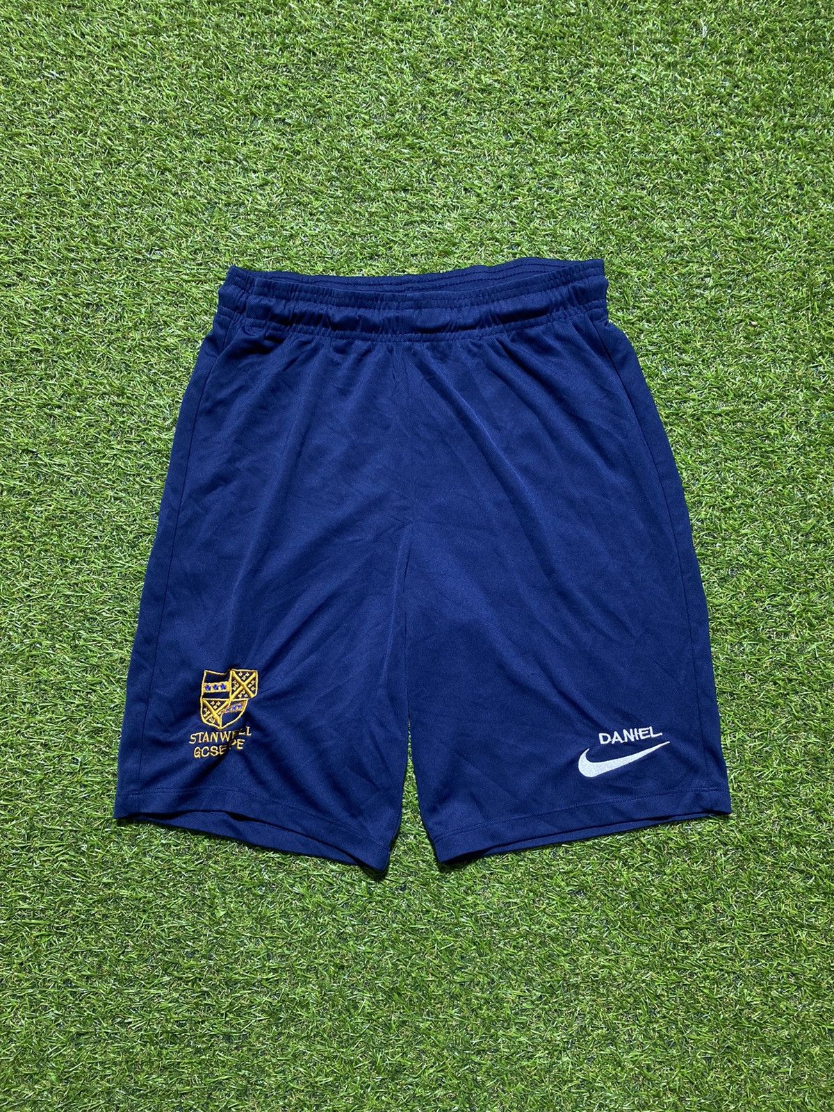 Nike Vintage Nike shorts streetwear swoosh casual y2k size S Size US 30 / EU 46 - 1 Thumbnail