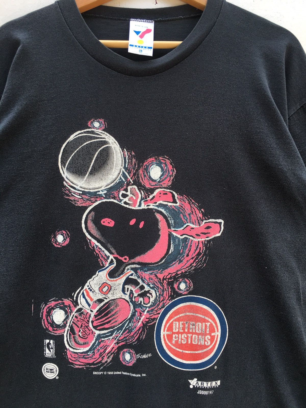 NBA Vintage 90s Detroit Pistons Snoopy Tshirt Size US XL / EU 56 / 4 - 6 Thumbnail