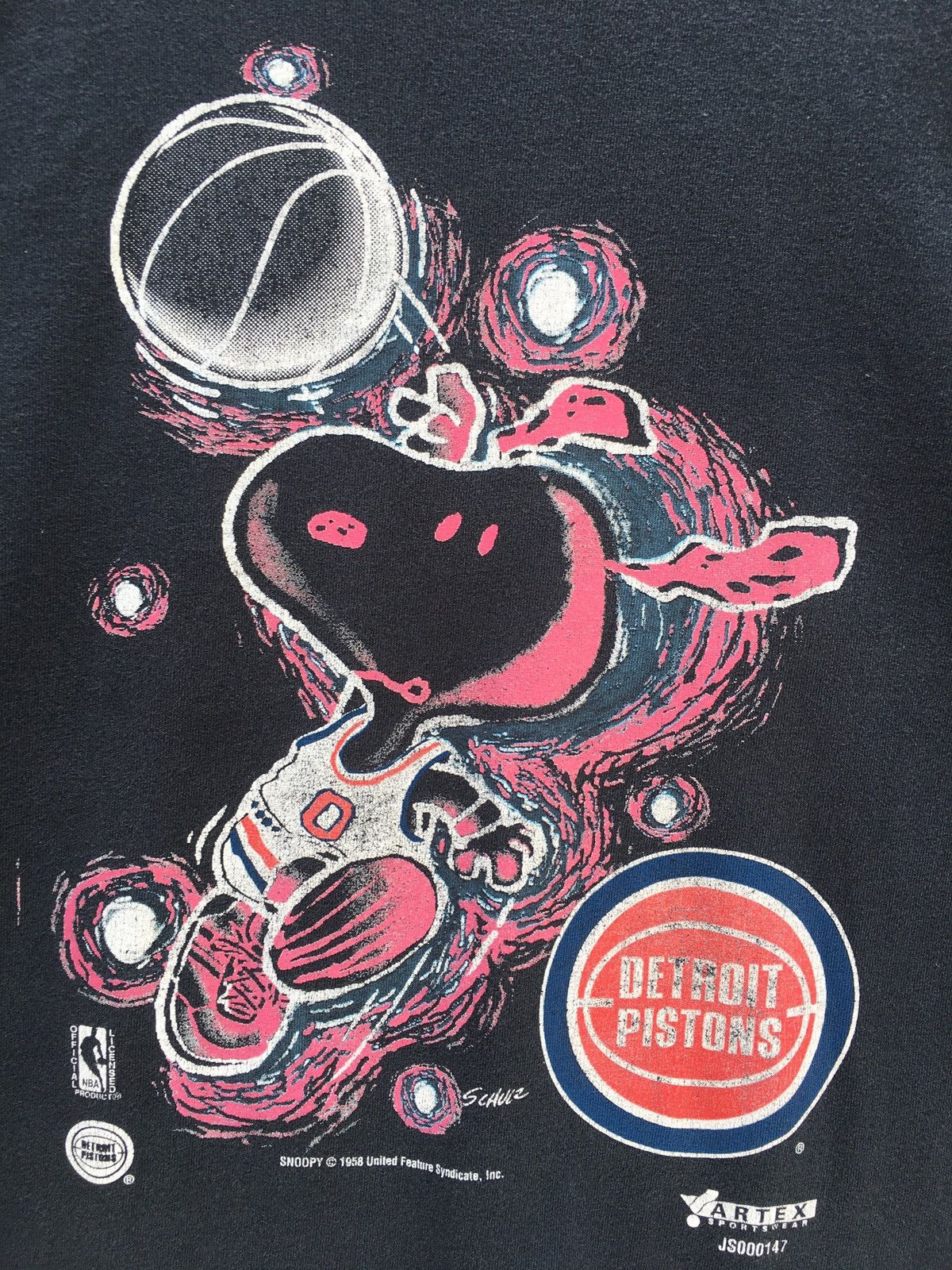 NBA Vintage 90s Detroit Pistons Snoopy Tshirt Size US XL / EU 56 / 4 - 7 Thumbnail