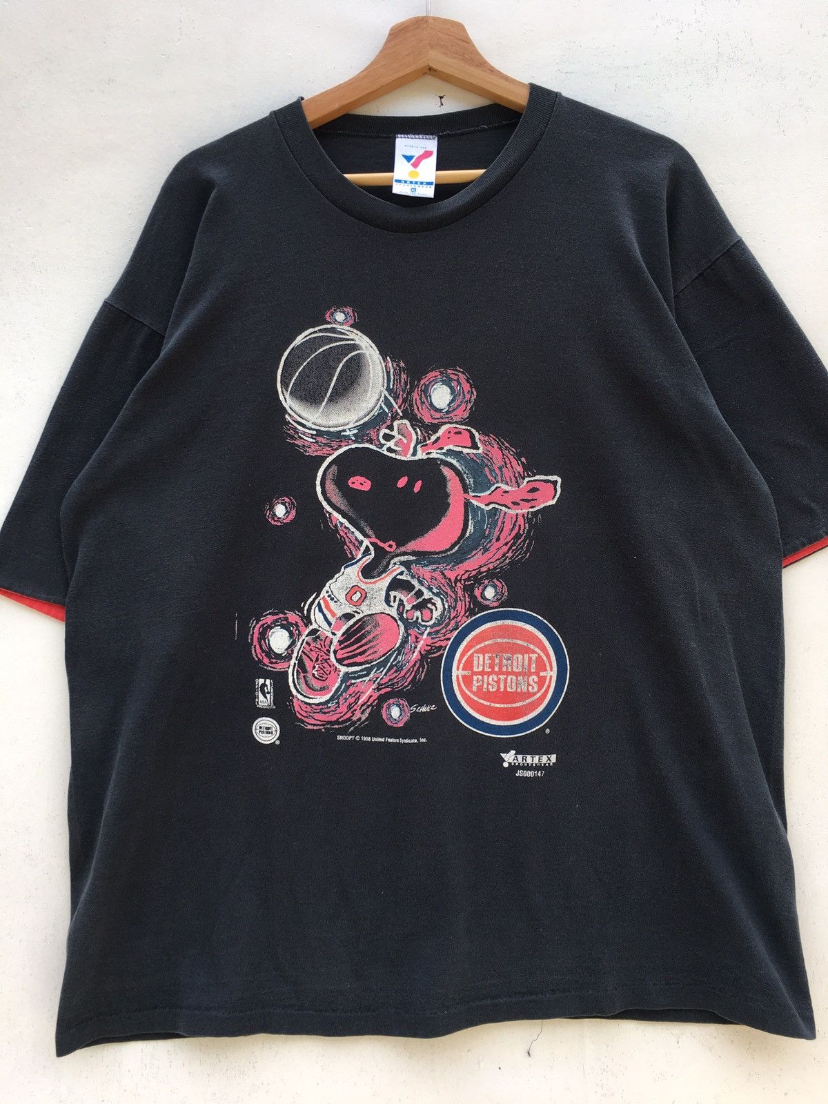 NBA Vintage 90s Detroit Pistons Snoopy Tshirt Size US XL / EU 56 / 4 - 4 Thumbnail
