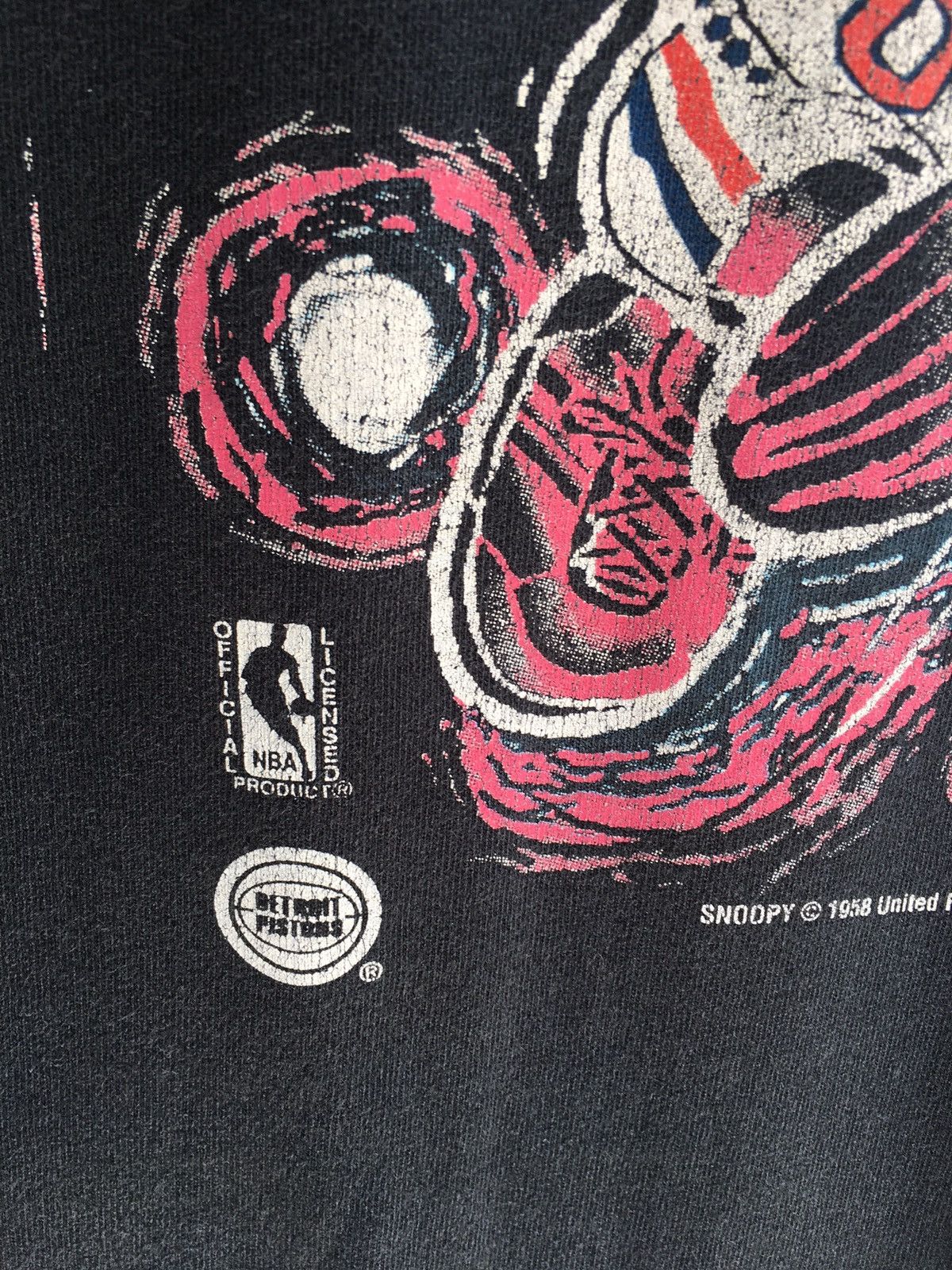 NBA Vintage 90s Detroit Pistons Snoopy Tshirt Size US XL / EU 56 / 4 - 8 Thumbnail