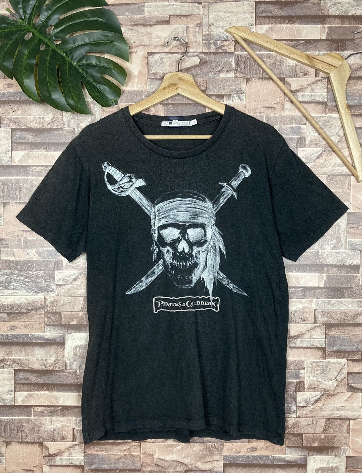 Disney × Uniqlo Pirates Of The Carribean Movie Tees #T7-8 Size US L / EU 52-54 / 3 - 1 Thumbnail