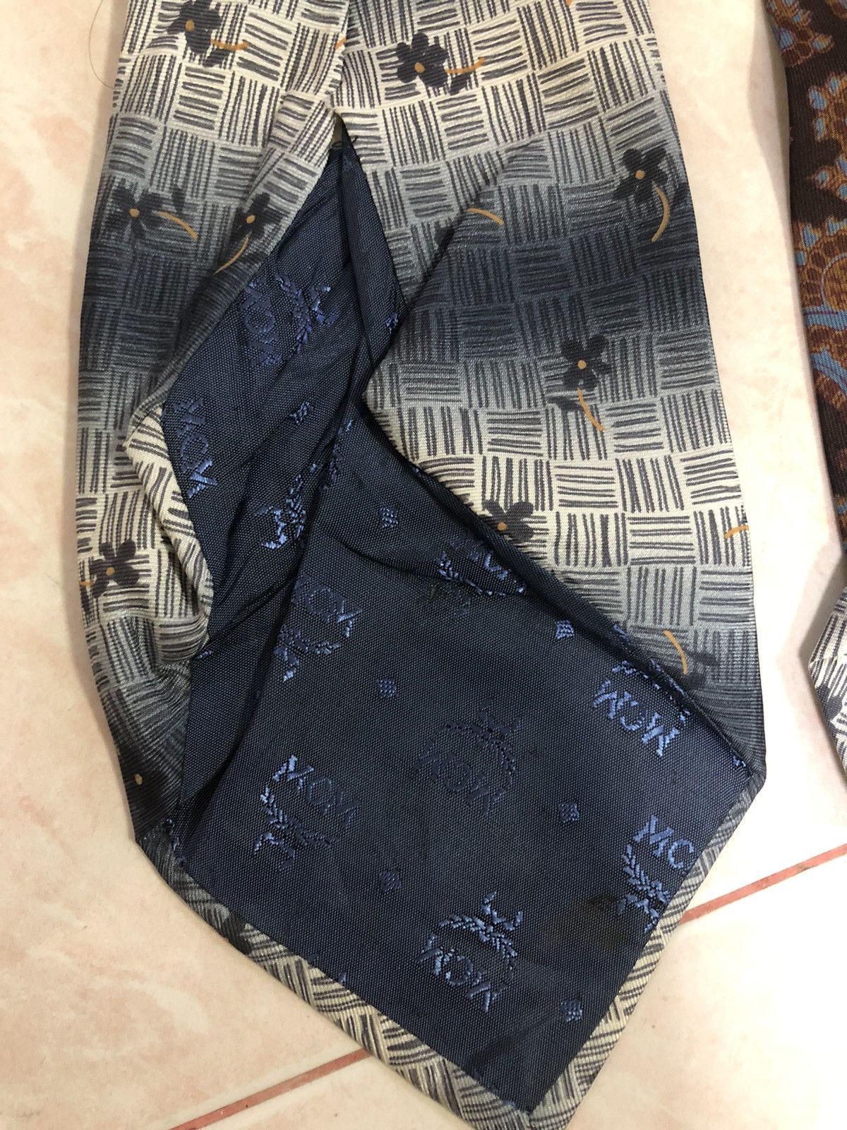 Burberry × Issey Miyake × MCM Combo 3pcs IS Burberrry MCM Necktie Silk Material Art Design Size ONE SIZE - 11 Thumbnail