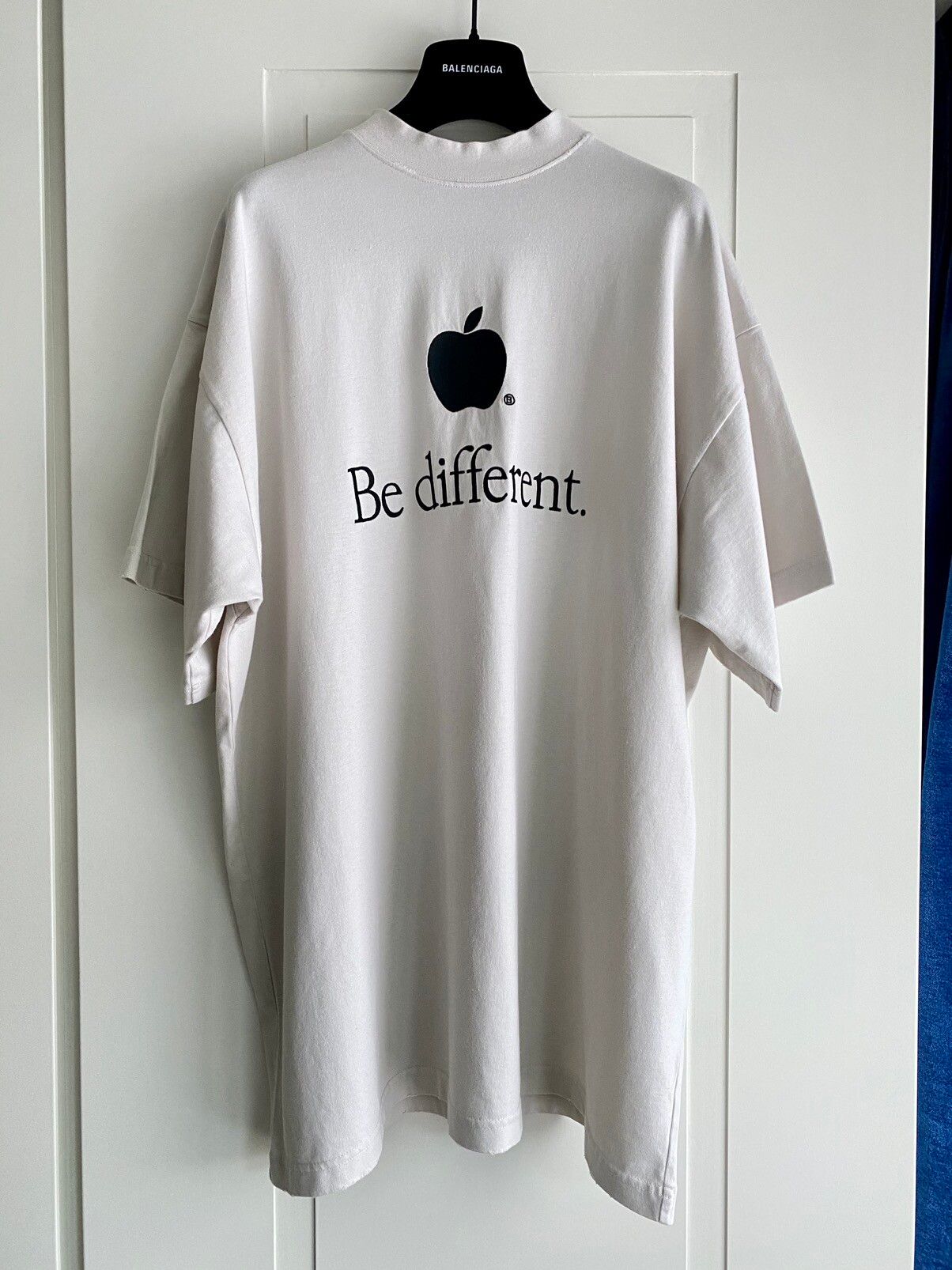 Balenciaga (NEW) Balenciaga Be Different Apple logo embroidered T
