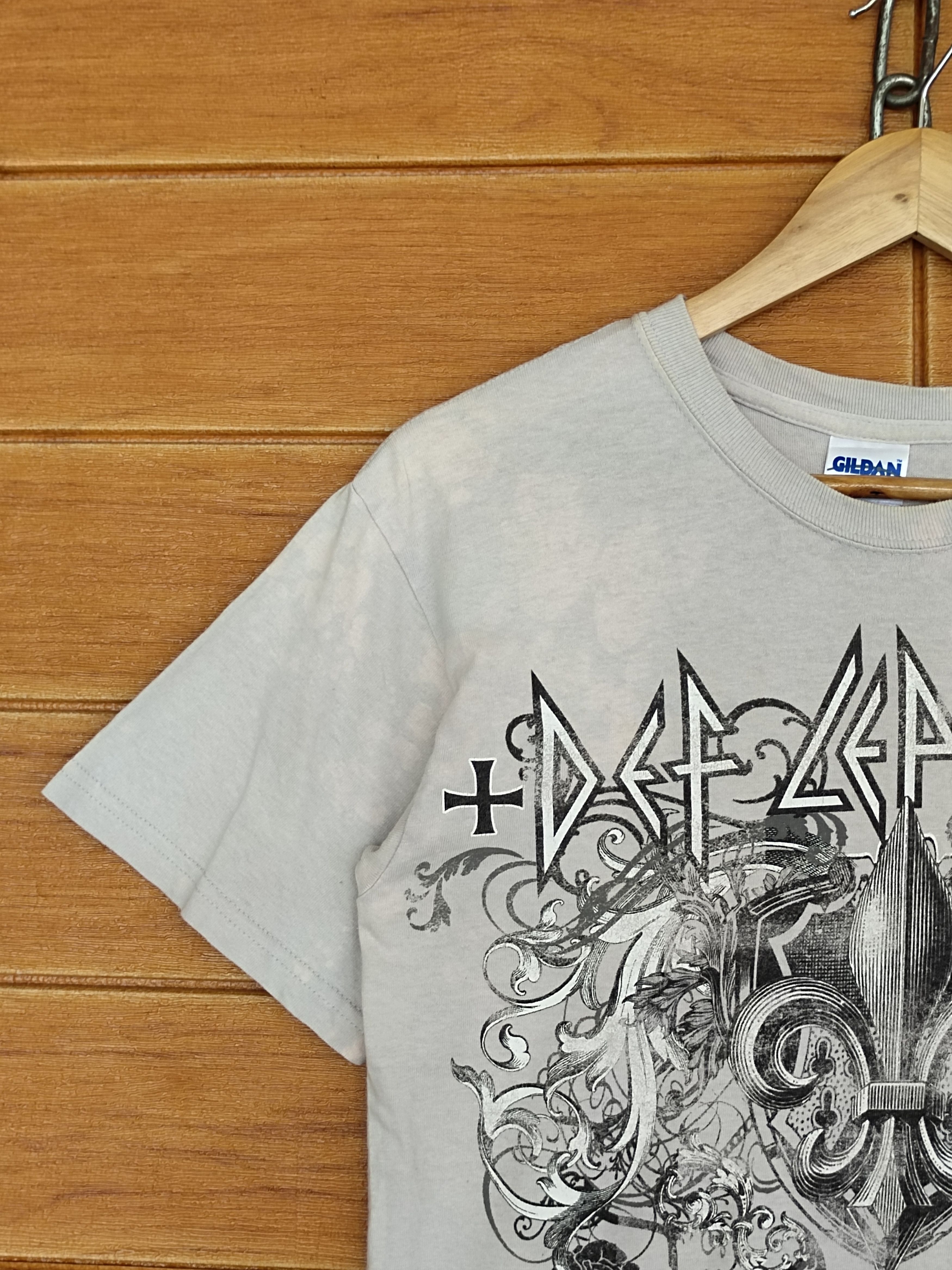 Band Tees Def Leppard Tour 2011 Band T-Shirt Size US S / EU 44-46 / 1 - 3 Thumbnail