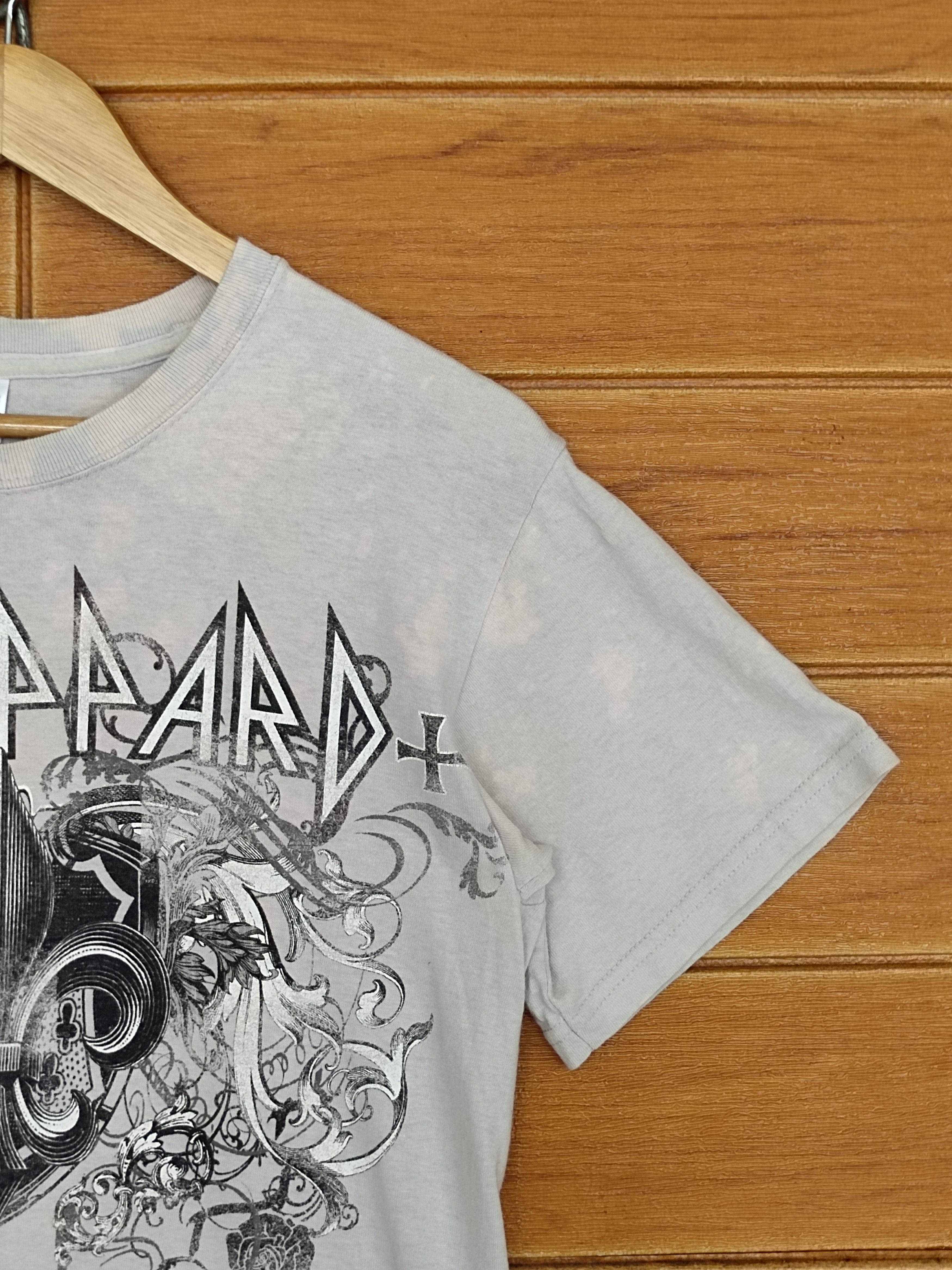 Band Tees Def Leppard Tour 2011 Band T-Shirt Size US S / EU 44-46 / 1 - 2 Thumbnail
