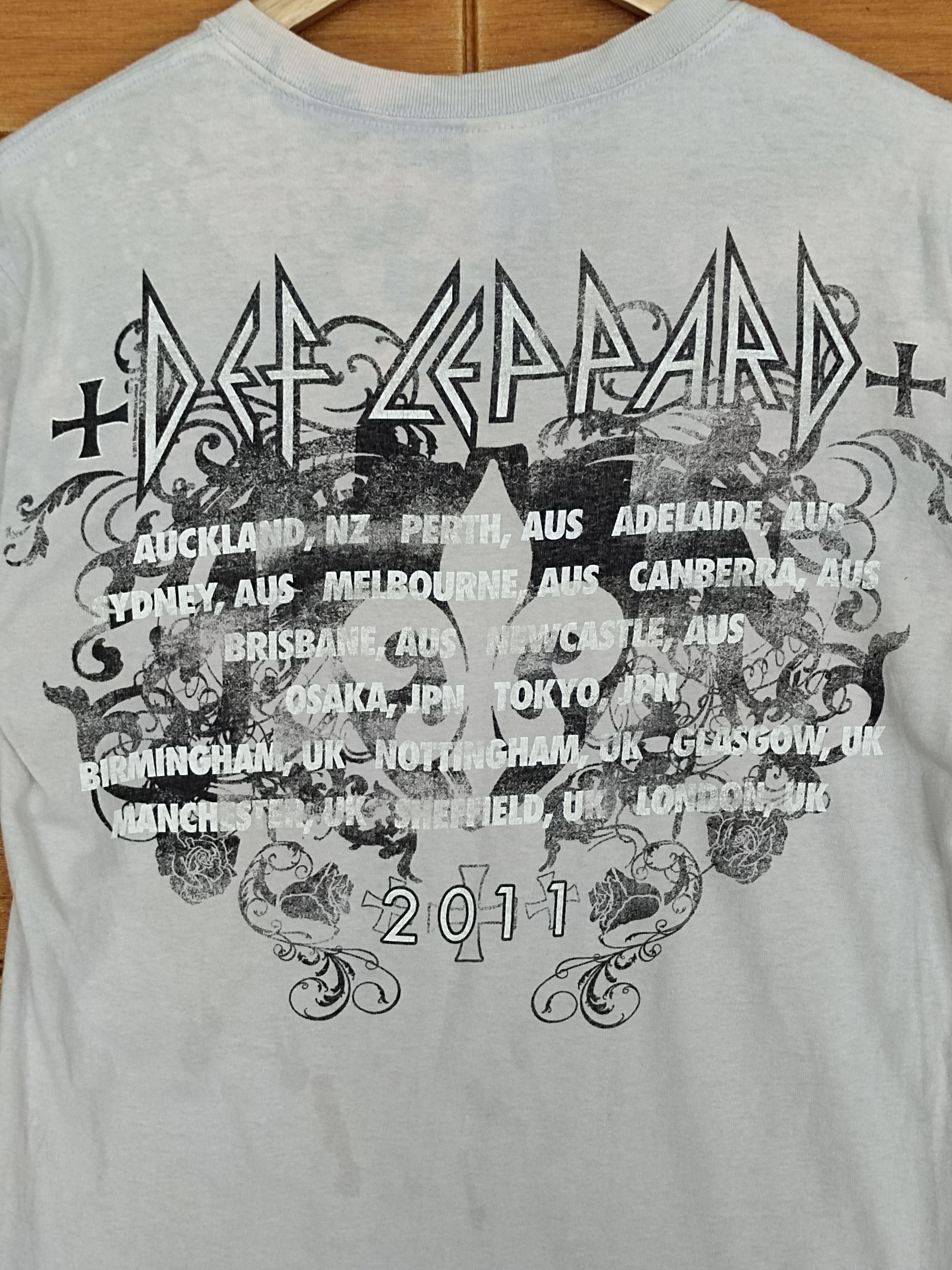 Band Tees Def Leppard Tour 2011 Band T-Shirt Size US S / EU 44-46 / 1 - 6 Thumbnail