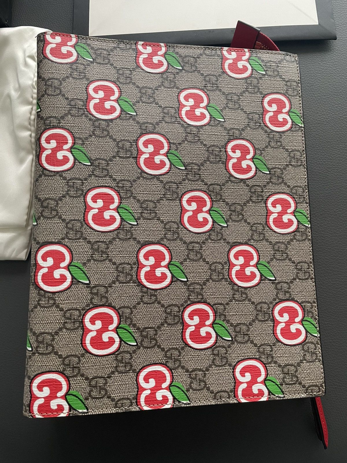 Gucci Super Runway Gucci Limited Edition Logo Pouch Clutch Bag Size ONE SIZE - 11 Thumbnail