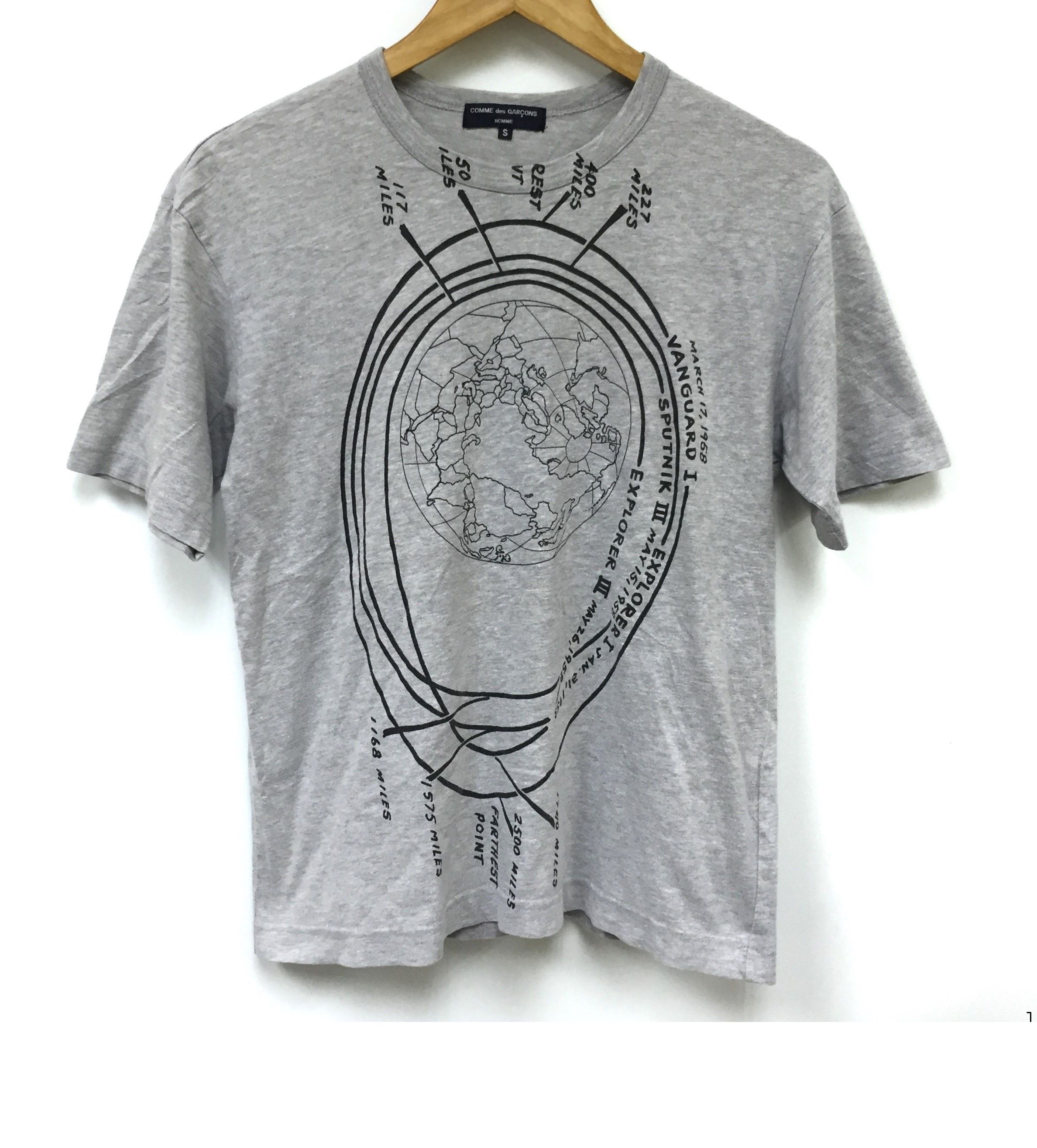 Comme des Garcons × Comme des Garcons Homme Plus AD05 1958 Explorer III Satellite’s orbital path tee Size US S / EU 44-46 / 1 - 3 Thumbnail