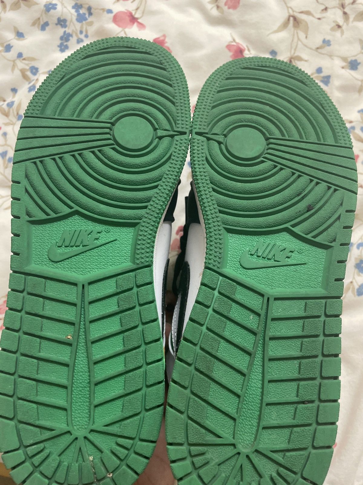 Jordan Brand × Nike Jordan 1 Mid White Laser Orange Lucky Green (GS) Size 5Y Size US 6.5 / EU 39-40 - 4 Thumbnail