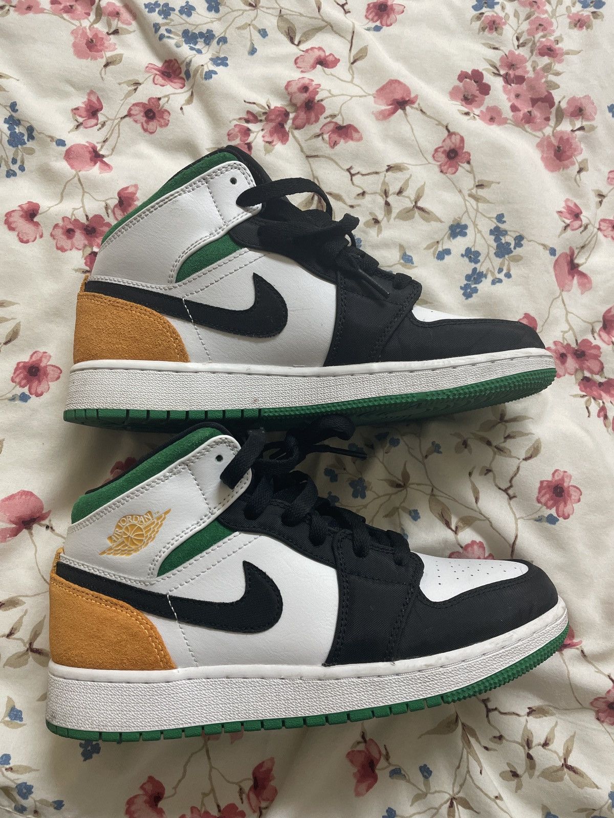 Jordan Brand × Nike Jordan 1 Mid White Laser Orange Lucky Green (GS) Size 5Y Size US 6.5 / EU 39-40 - 1 Thumbnail