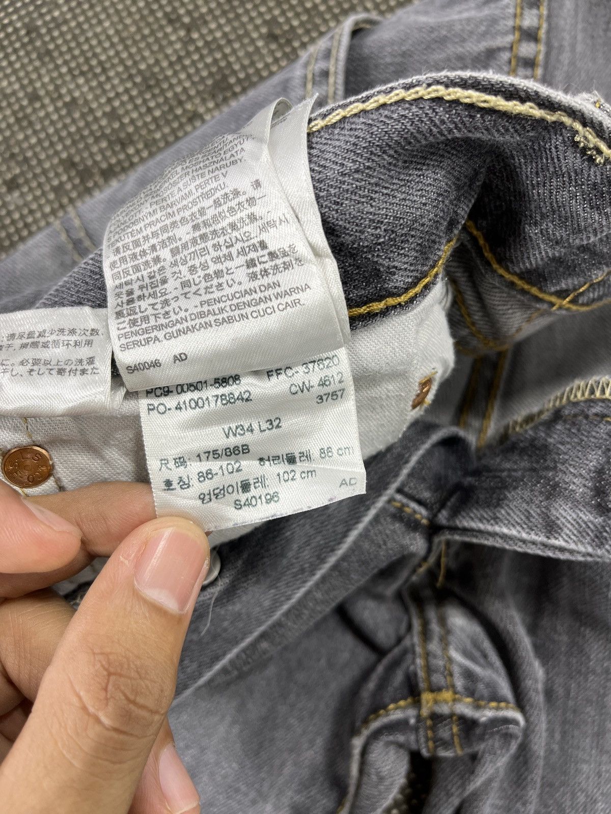 Levi's × Vintage Vintage Levi’s 501 Ripped Jeans - J506 Size US 33 - 11 Thumbnail