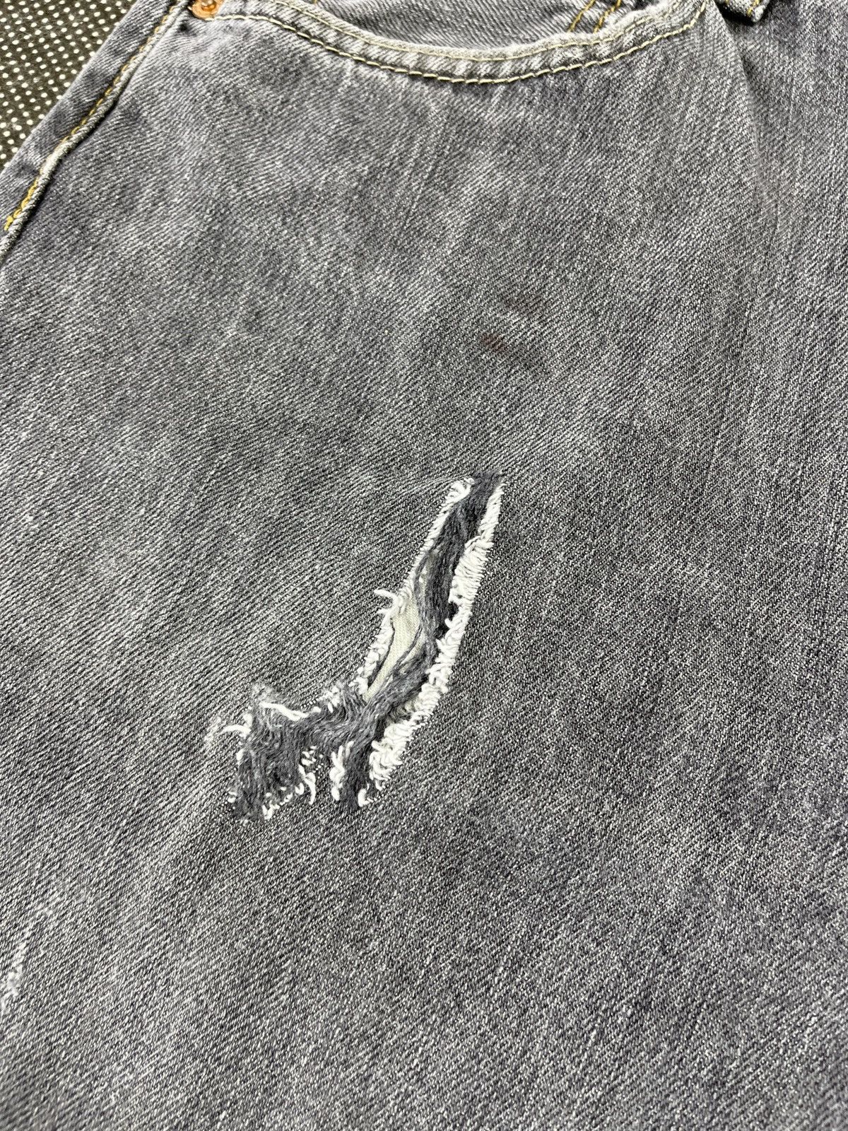 Levi's × Vintage Vintage Levi’s 501 Ripped Jeans - J506 Size US 33 - 6 Thumbnail
