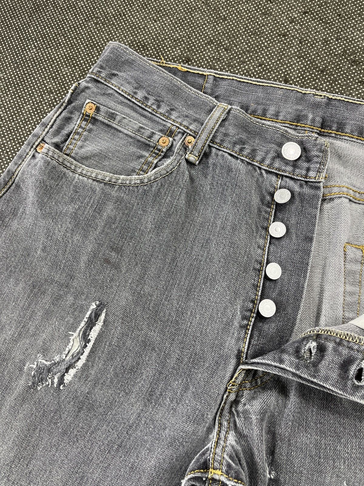 Levi's × Vintage Vintage Levi’s 501 Ripped Jeans - J506 Size US 33 - 8 Thumbnail