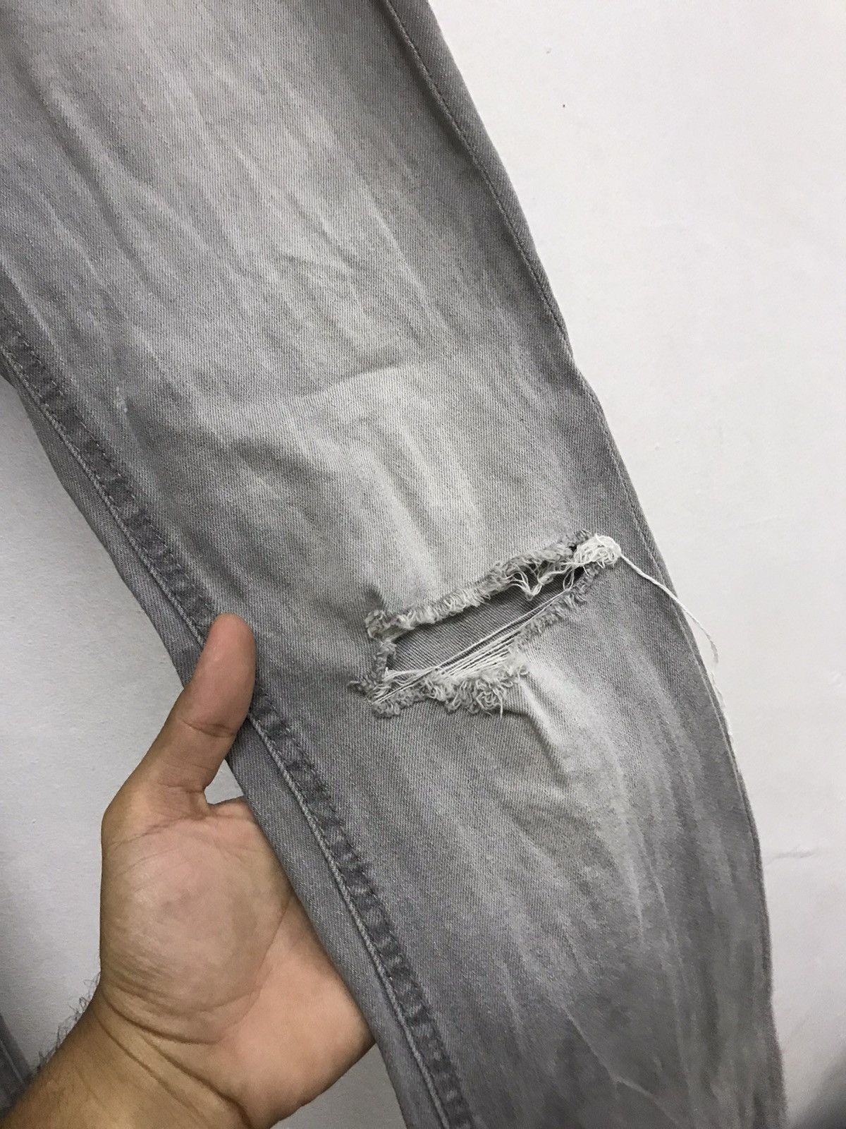 H&M Nice❗️H&M Distressed Skiny Jeans Size US 31 - 9 Thumbnail
