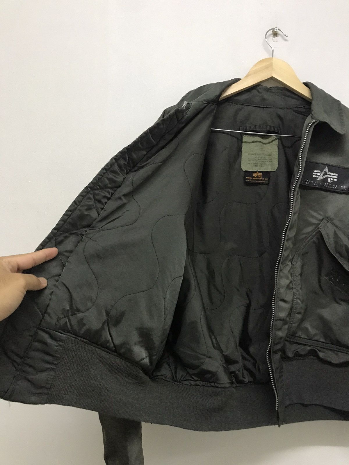 Alpha Industries Vintage Army Alpha Industries Distressed Bomber Jacket Size US L / EU 52-54 / 3 - 14 Thumbnail