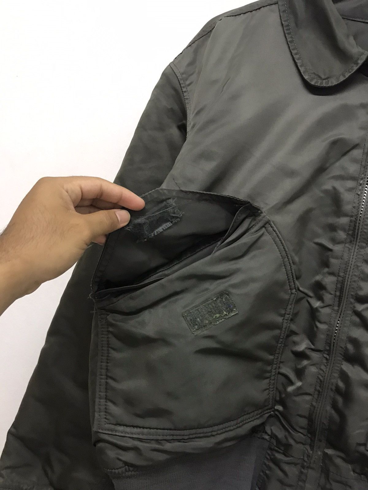 Alpha Industries Vintage Army Alpha Industries Distressed Bomber Jacket Size US L / EU 52-54 / 3 - 10 Thumbnail