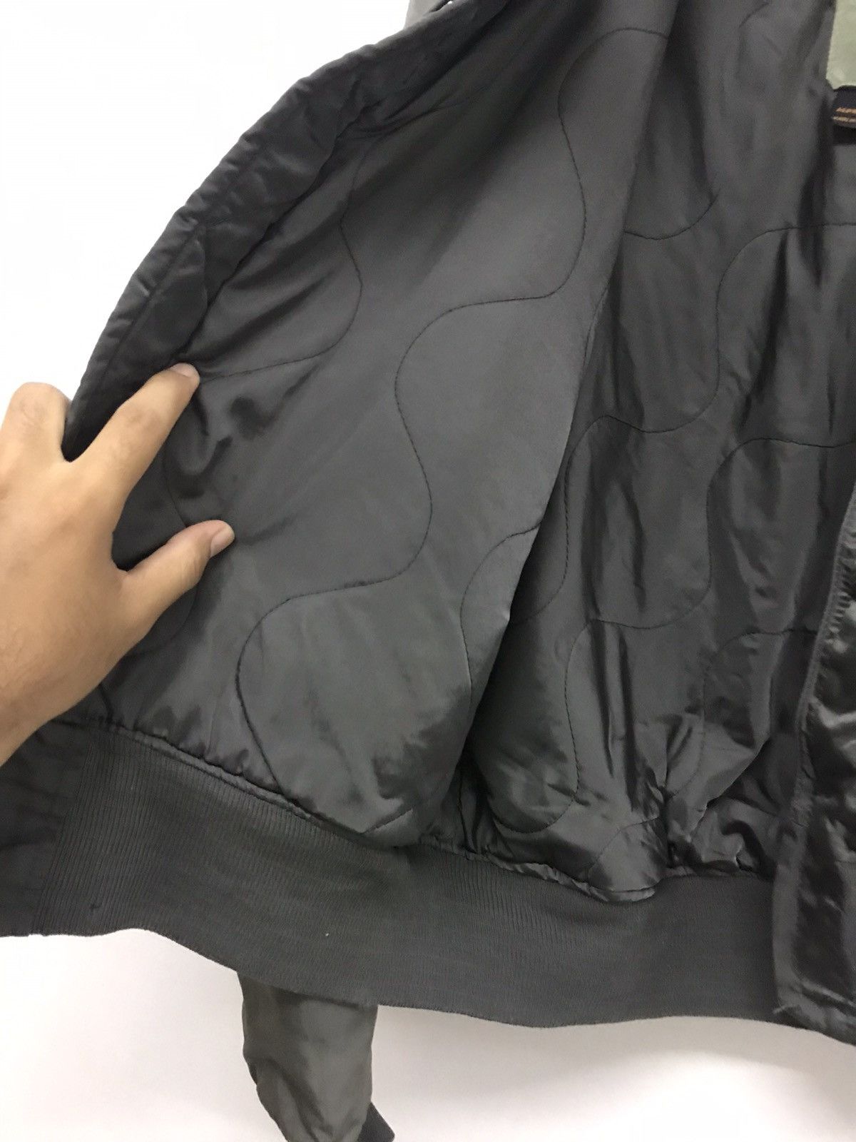 Alpha Industries Vintage Army Alpha Industries Distressed Bomber Jacket Size US L / EU 52-54 / 3 - 15 Thumbnail
