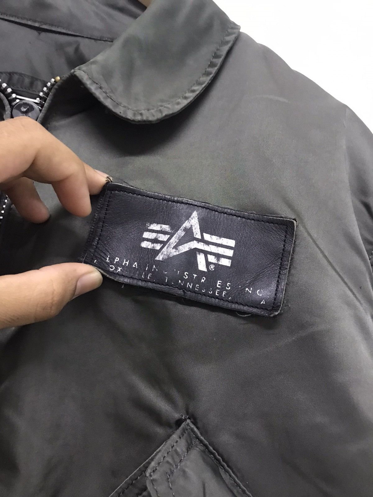 Alpha Industries Vintage Army Alpha Industries Distressed Bomber Jacket Size US L / EU 52-54 / 3 - 13 Thumbnail