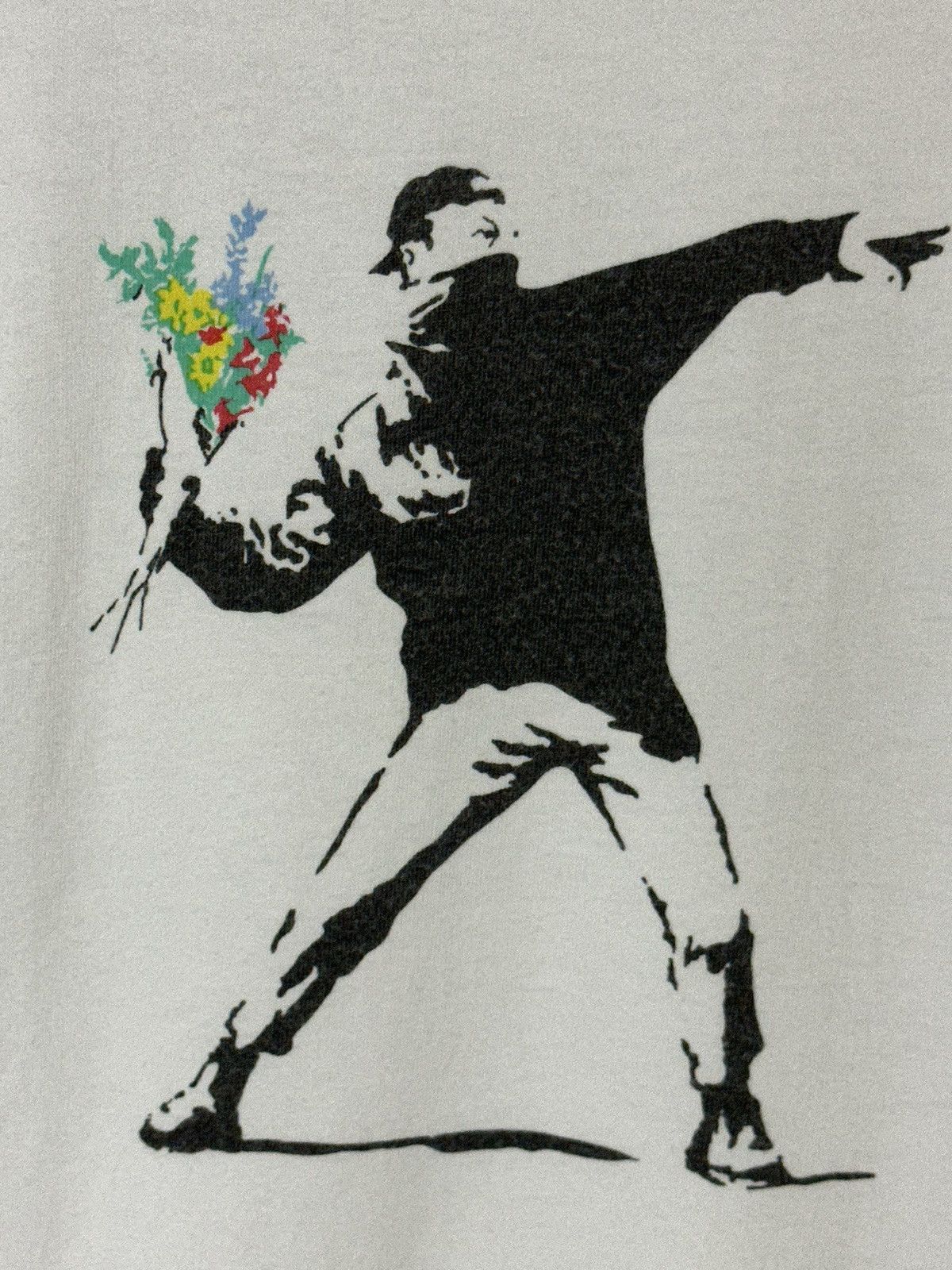 Vintage Vintage Banksy “Flower Thrower” Graphic Art T-Shirt Size US L / EU 52-54 / 3 - 6 Thumbnail