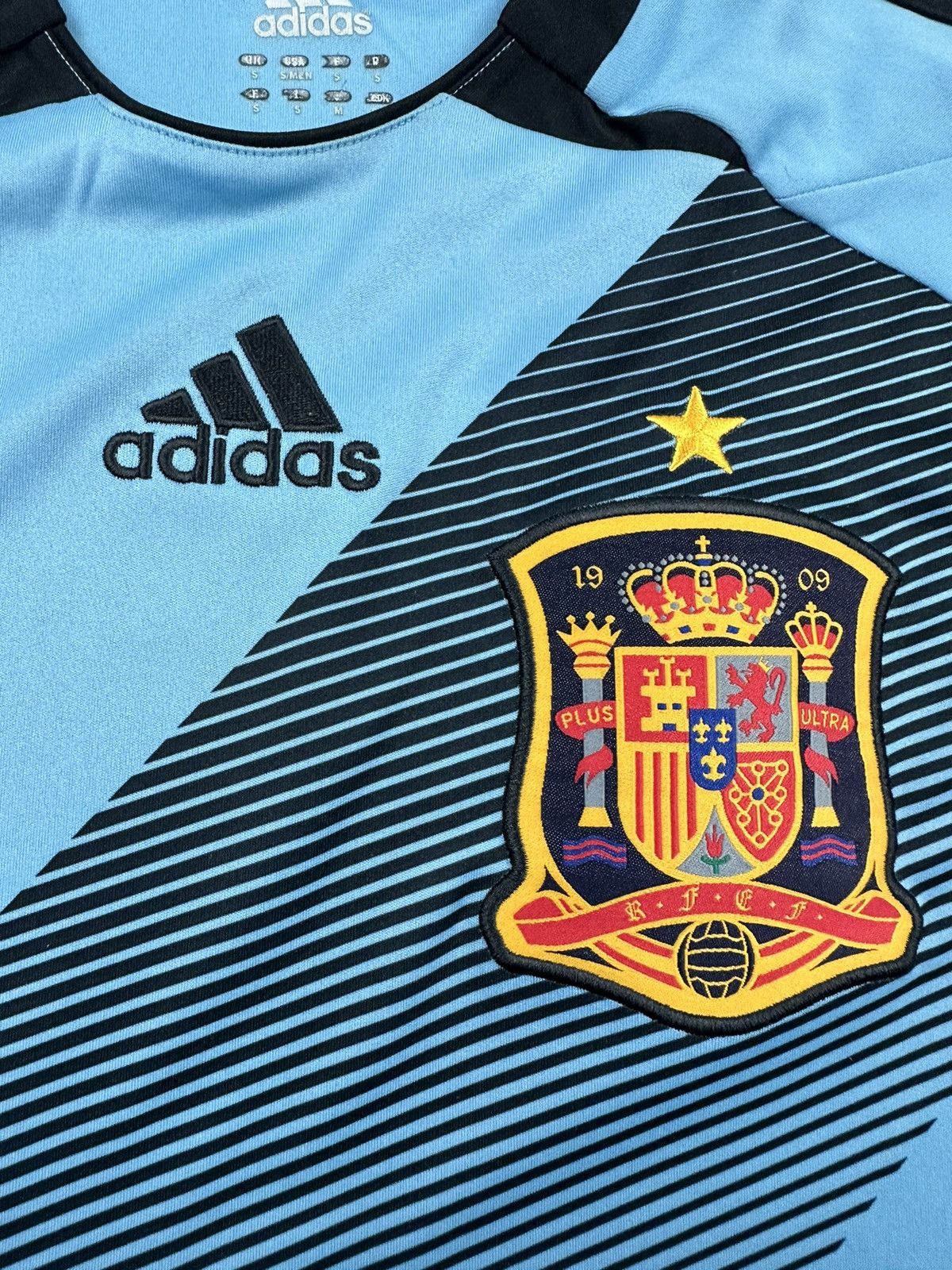 Adidas Spain Jersey Euro Cup 2013 Soccer Football Size US S / EU 44-46 / 1 - 3 Thumbnail