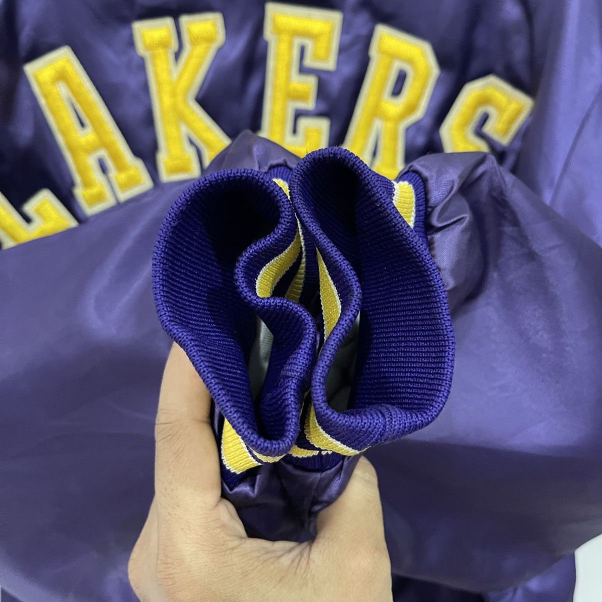 NBA Vintage 90s LA LAKERS Snap Button Satin Bomber Jacket Size US L / EU 52-54 / 3 - 15 Thumbnail