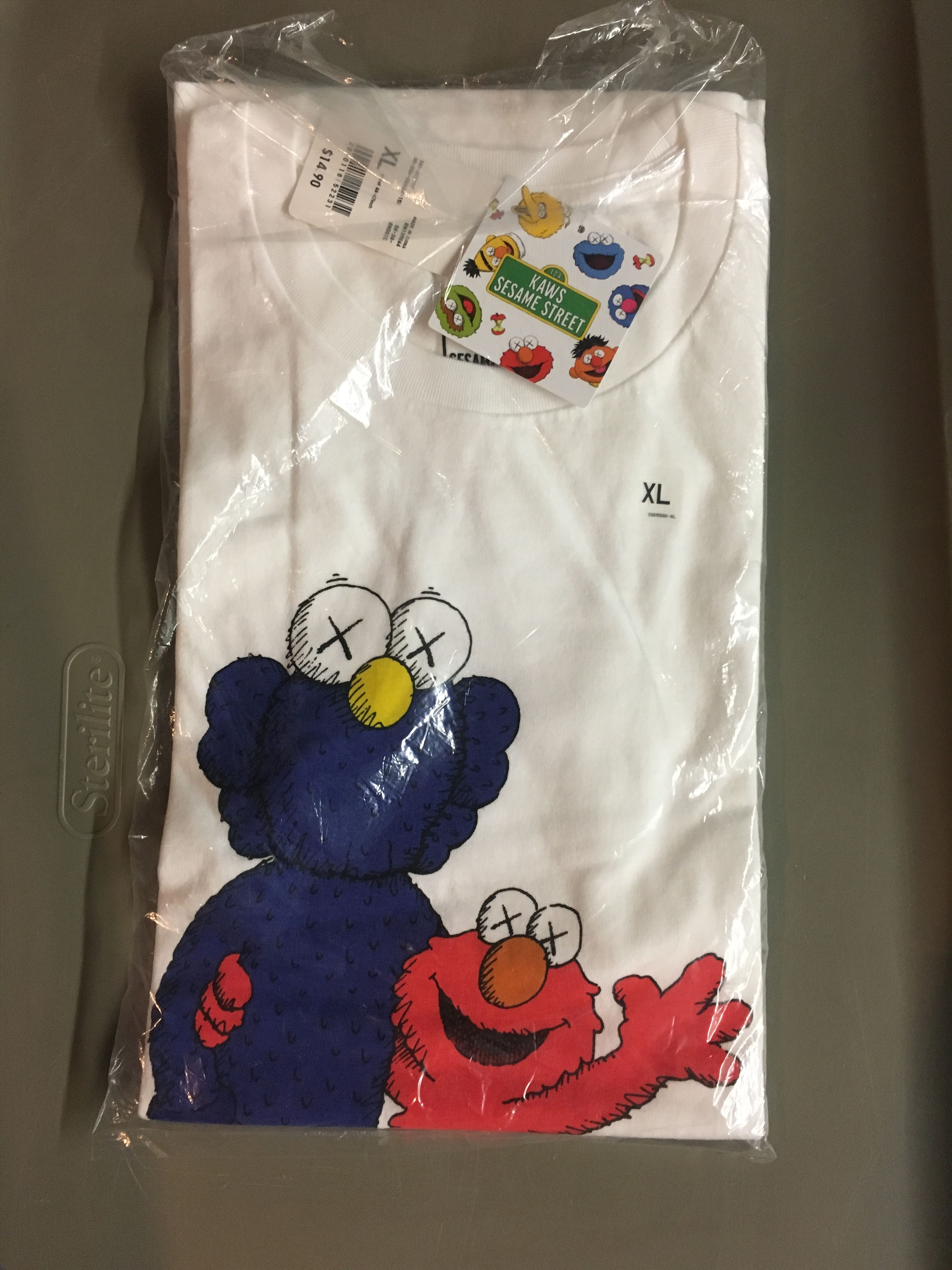 Kaws × Uniqlo Uniqlo X Kaws X Sesame Street Elmo BFF Tee Size US XL / EU 56 / 4 - 1 Thumbnail