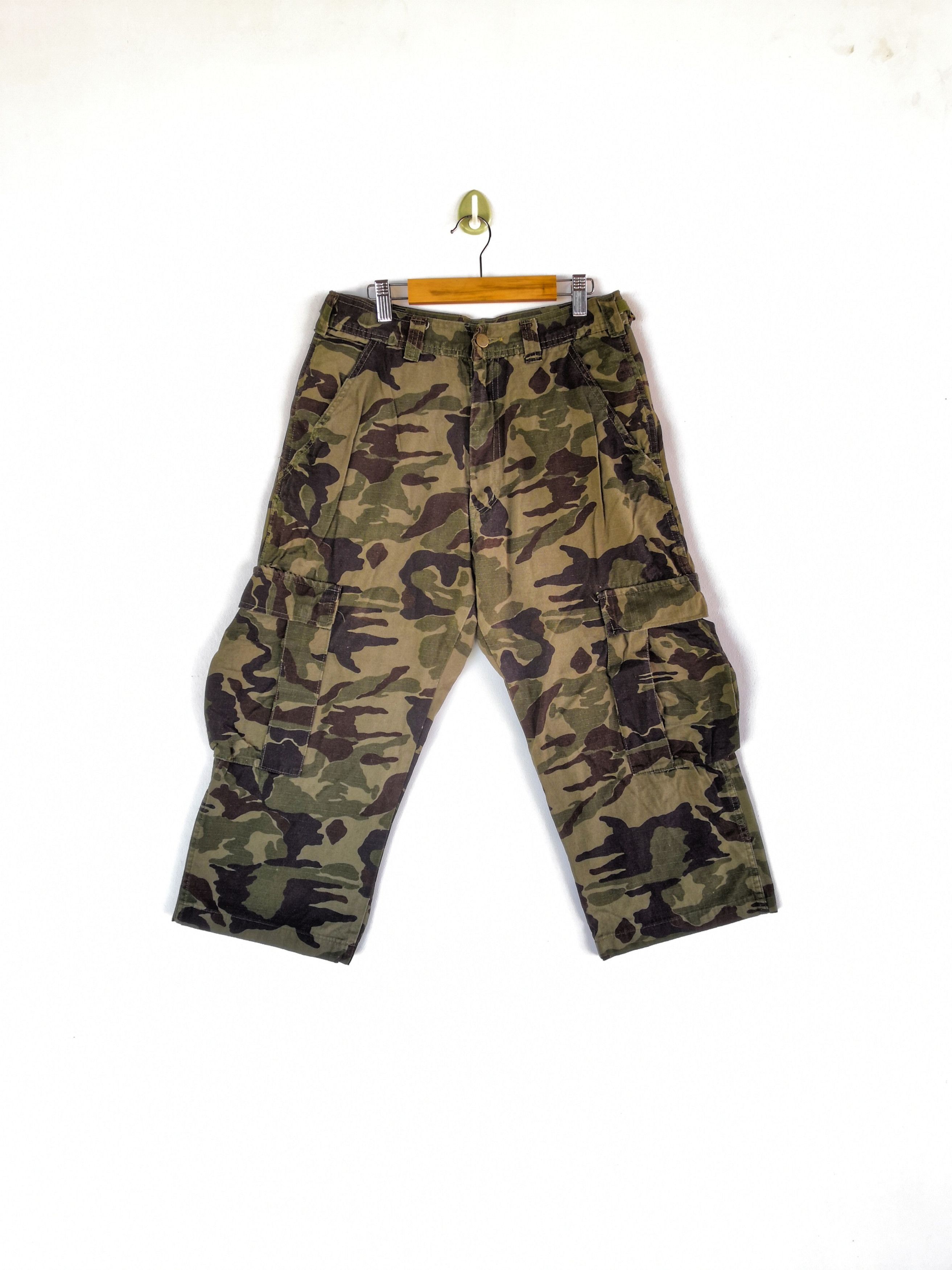 Japanese Brand × Vintage Baggy Japanese Cargo Pants Multi Pocket Camouflage Trousers Size 28" / US 6 / IT 42 - 1 Thumbnail