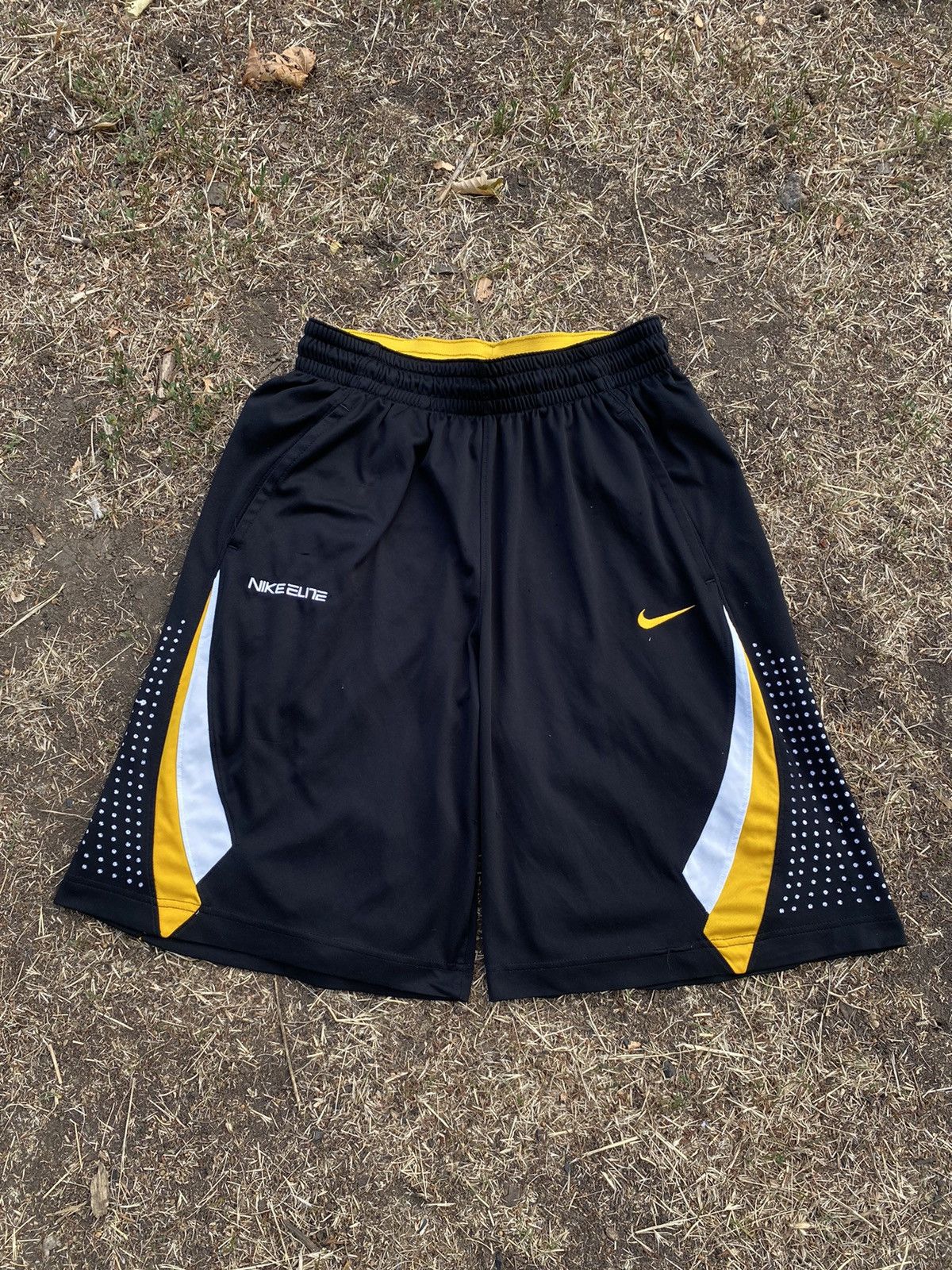 Nike Vintage Nike shorts streetwear swoosh casual y2k size M Size US 32 / EU 48 - 1 Thumbnail