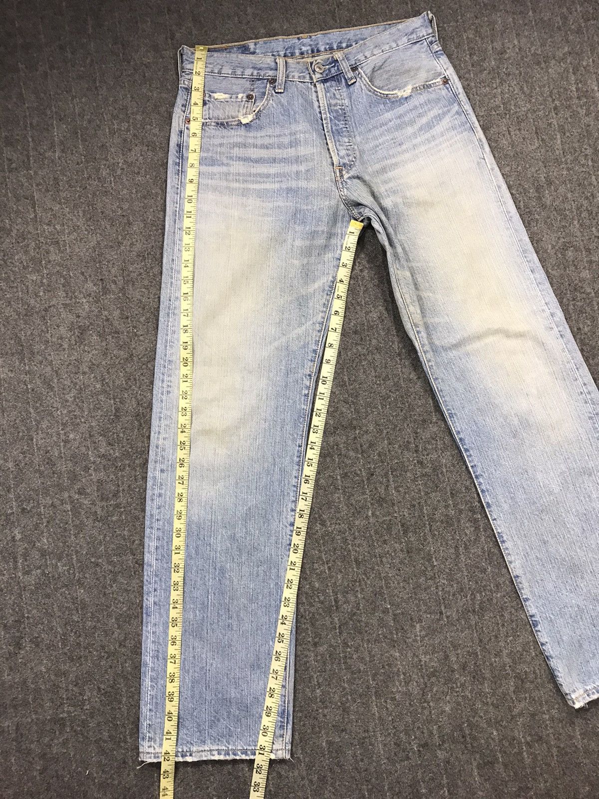 Levi's × Vintage Vintage Levi’s Light Wash Distressed Denim Jeans Size US 32 / EU 48 - 19 Thumbnail