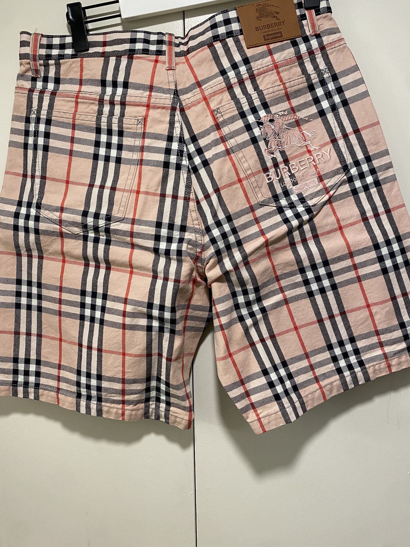 Burberry × Supreme Burberry x Supreme S/S 22 Shorts Jeans - Pink Size 32 Size US 32 / EU 48 - 2 Thumbnail