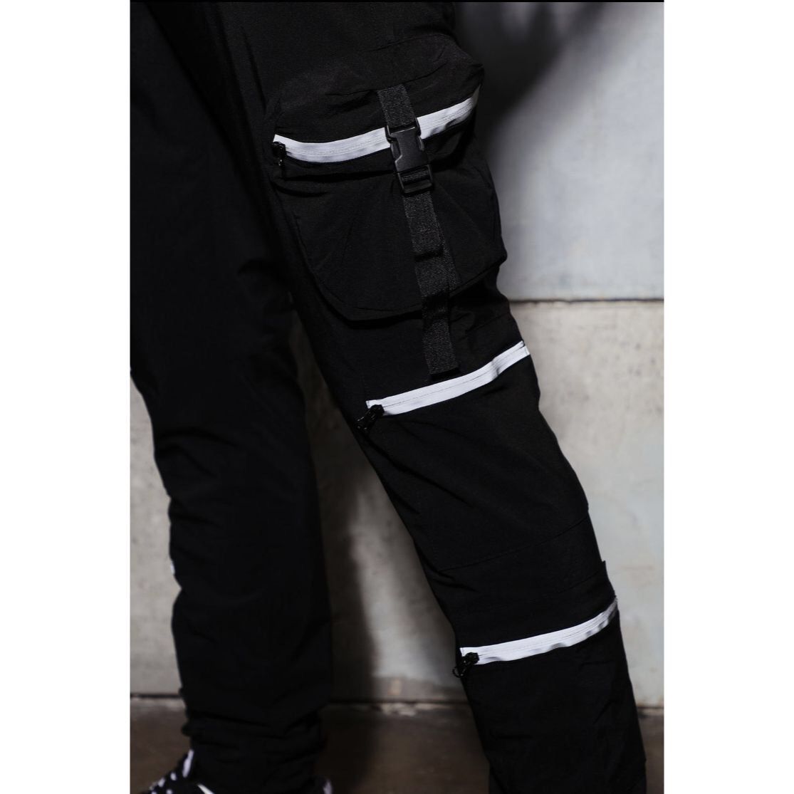 Japanese Brand Black Cargo Tech Pants Size US 34 / EU 50 - 4 Thumbnail