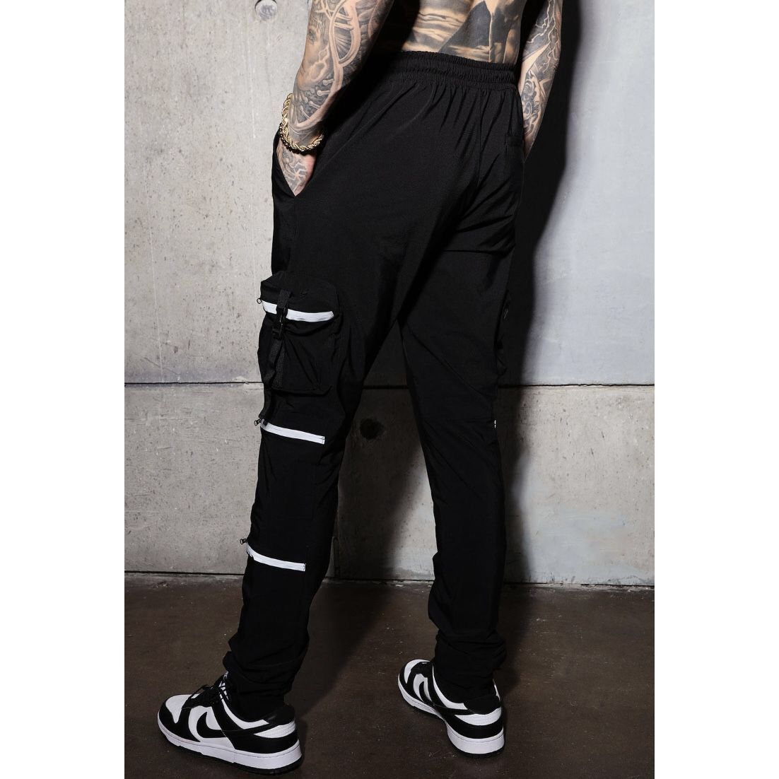Japanese Brand Black Cargo Tech Pants Size US 34 / EU 50 - 2 Thumbnail