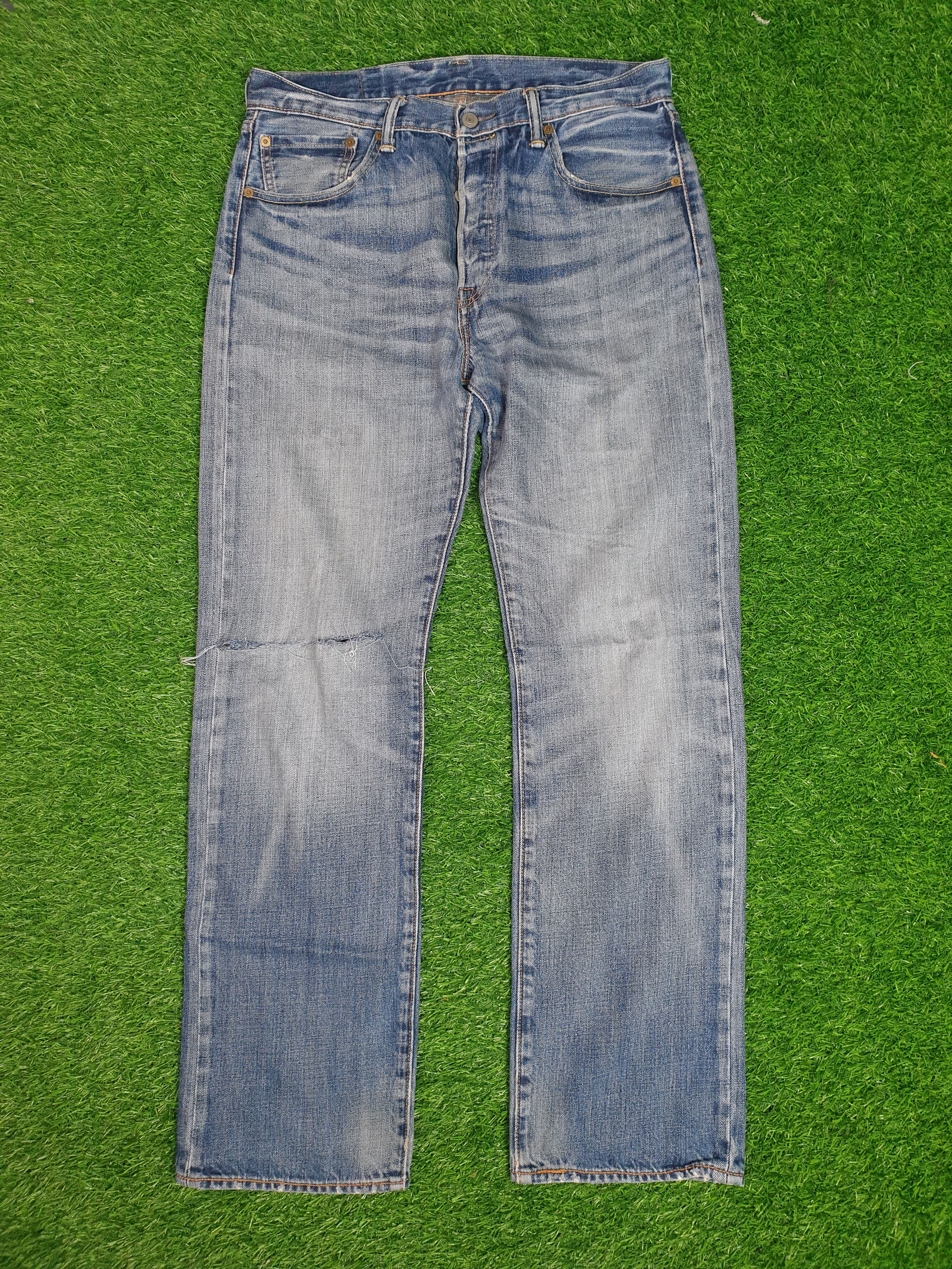 image of Distressed Denim x Levis Vintage Levis 501 Sun Faded Distressed Size 33X31 L0051 in Light Blue