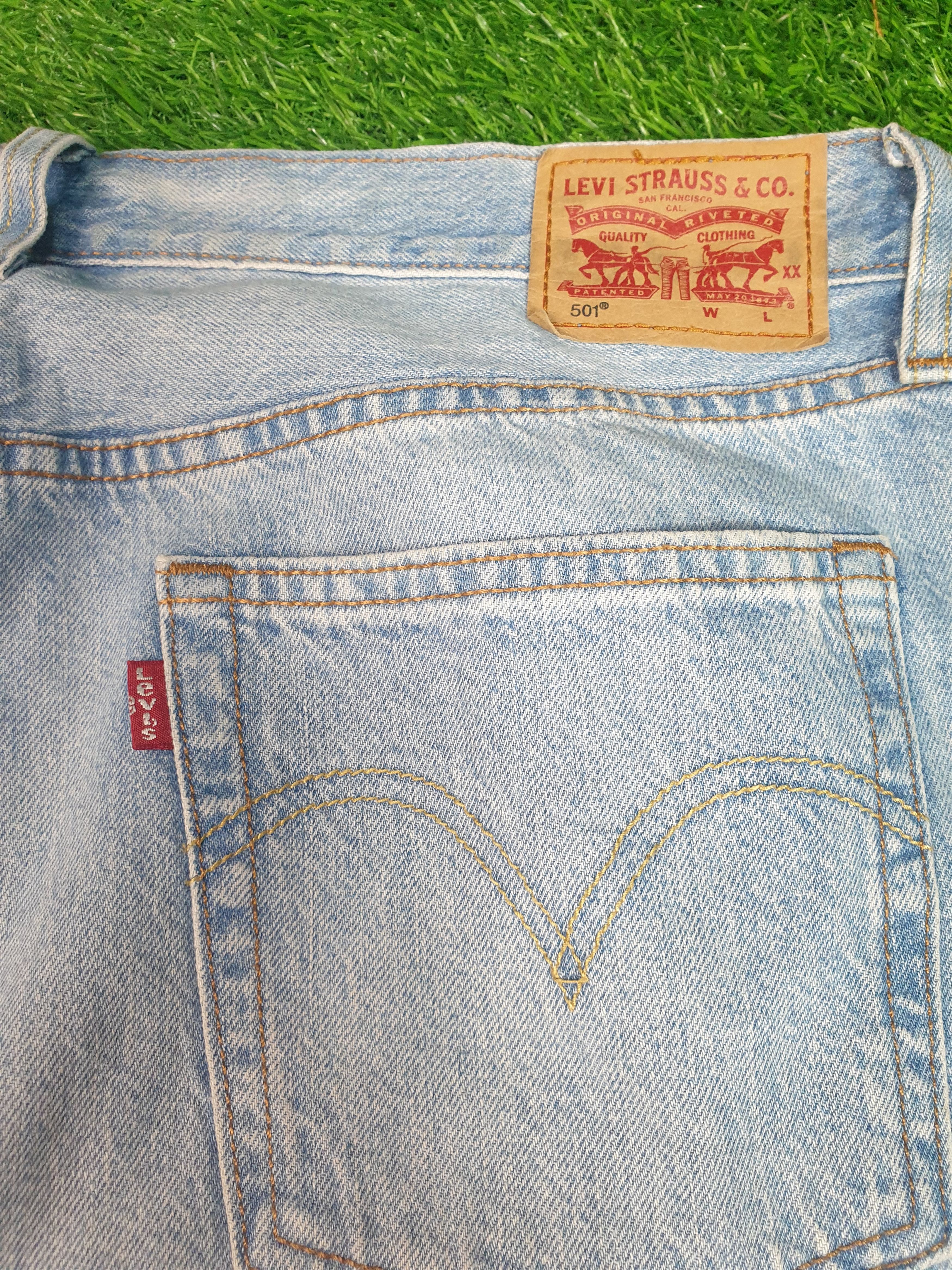 Levi's Vintage Clothing Vintage LEVIS 501 Faded Light Wash Distressed 33X30 L0073 Size US 33 - 8 Thumbnail
