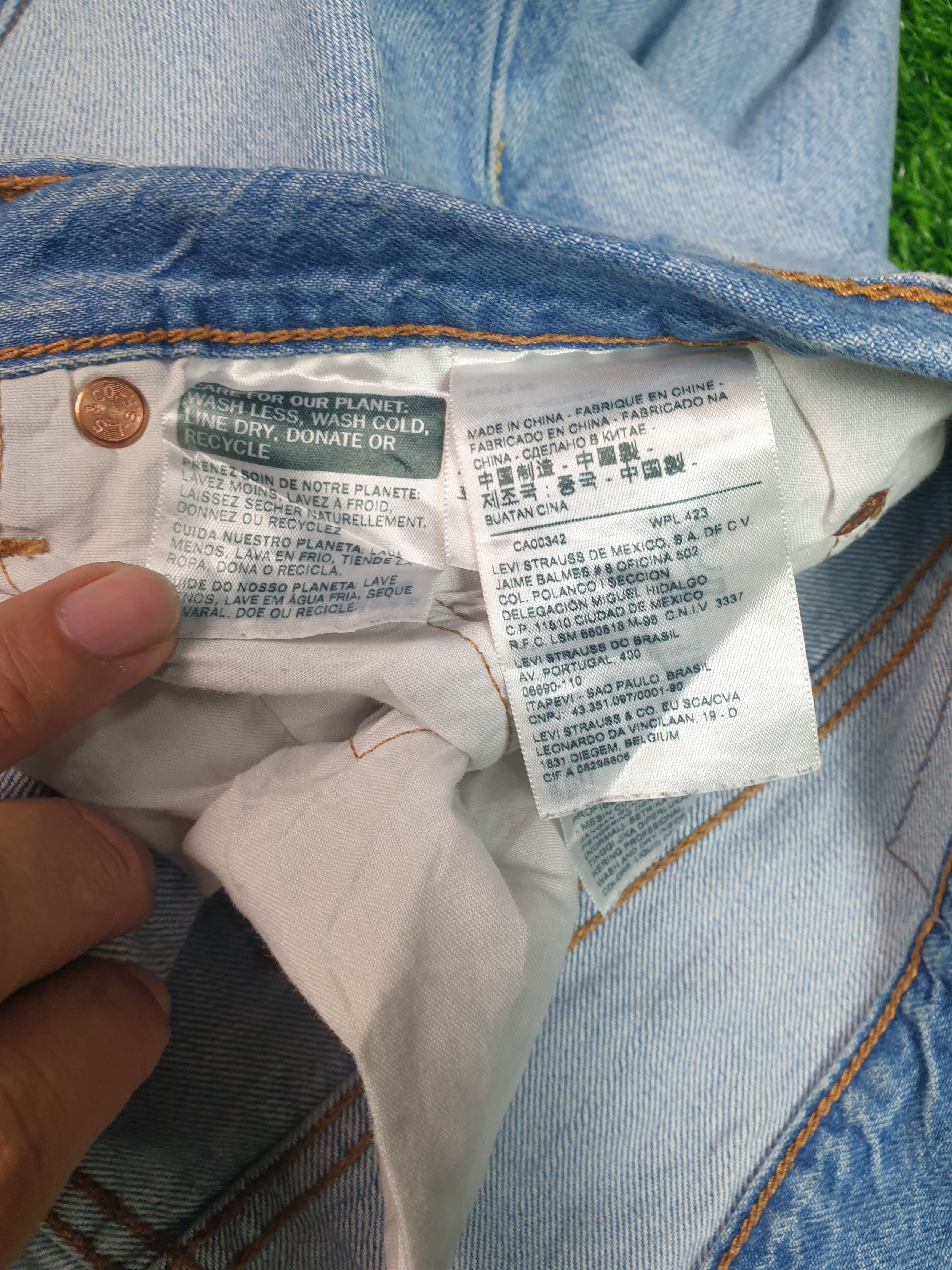 Levi's Vintage Clothing Vintage LEVIS 501 Faded Light Wash Distressed 33X30 L0073 Size US 33 - 11 Thumbnail