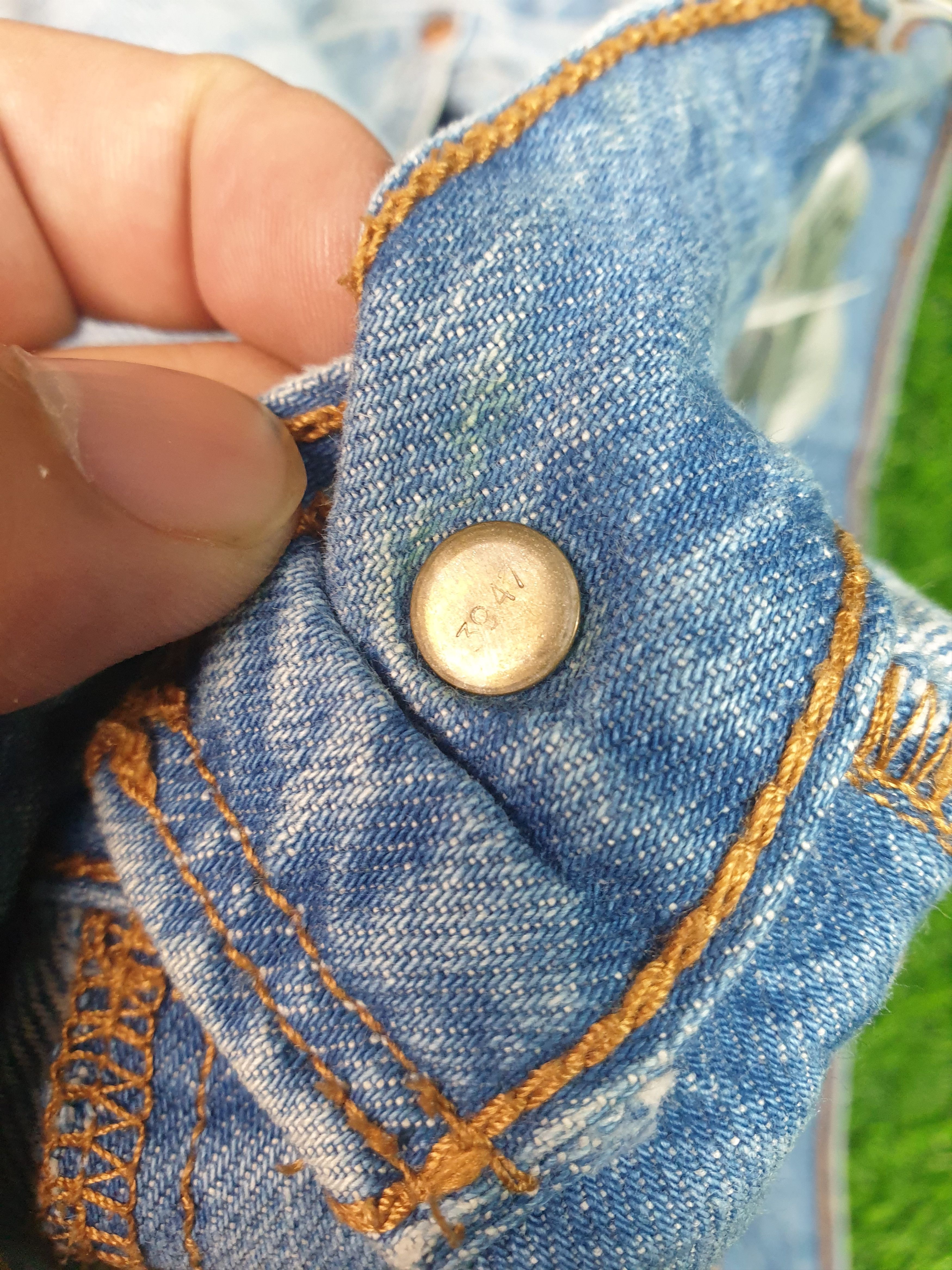 Levi's Vintage Clothing Vintage LEVIS 501 Faded Light Wash Distressed 33X30 L0073 Size US 33 - 10 Thumbnail