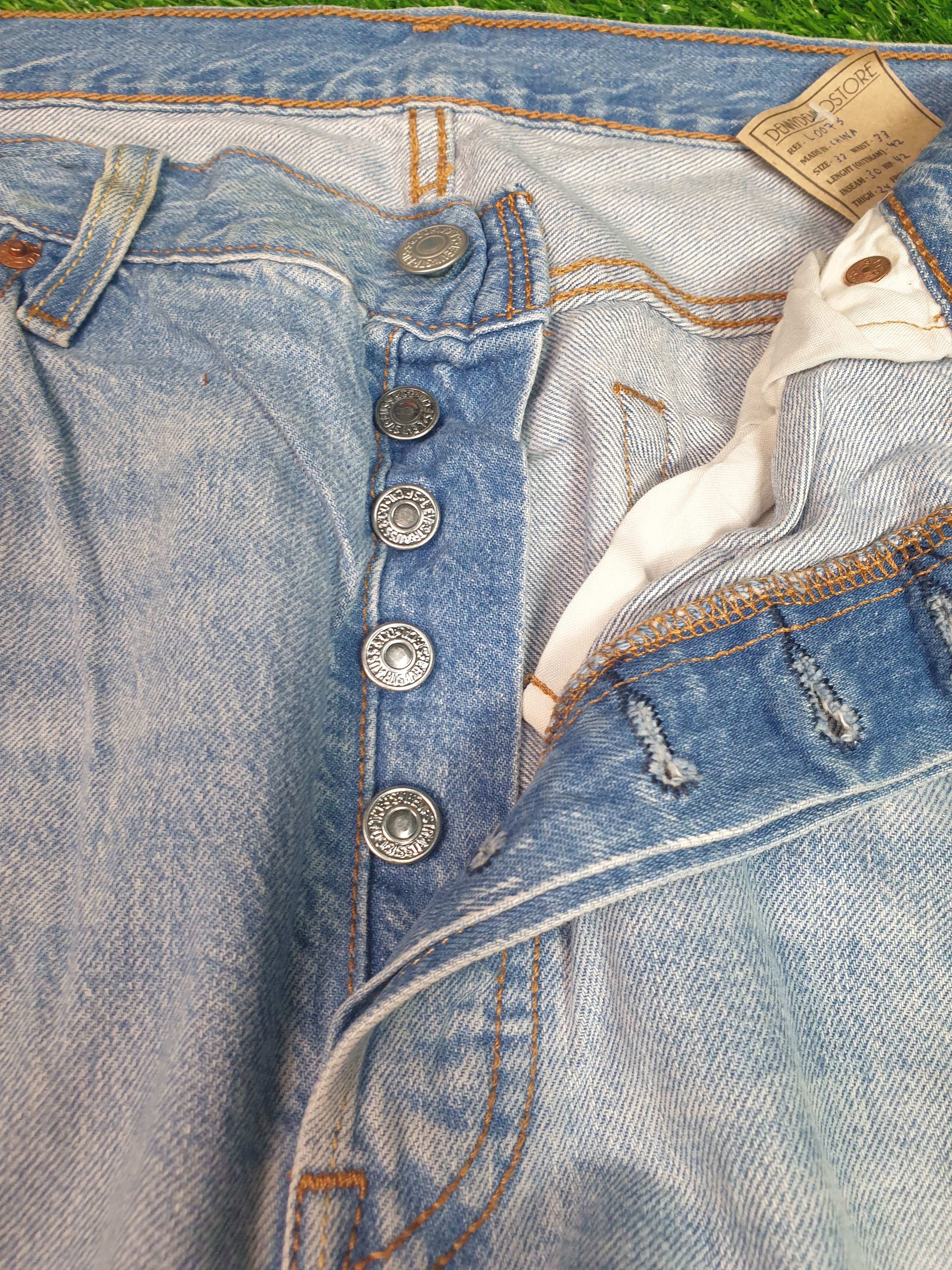 Levi's Vintage Clothing Vintage LEVIS 501 Faded Light Wash Distressed 33X30 L0073 Size US 33 - 7 Thumbnail