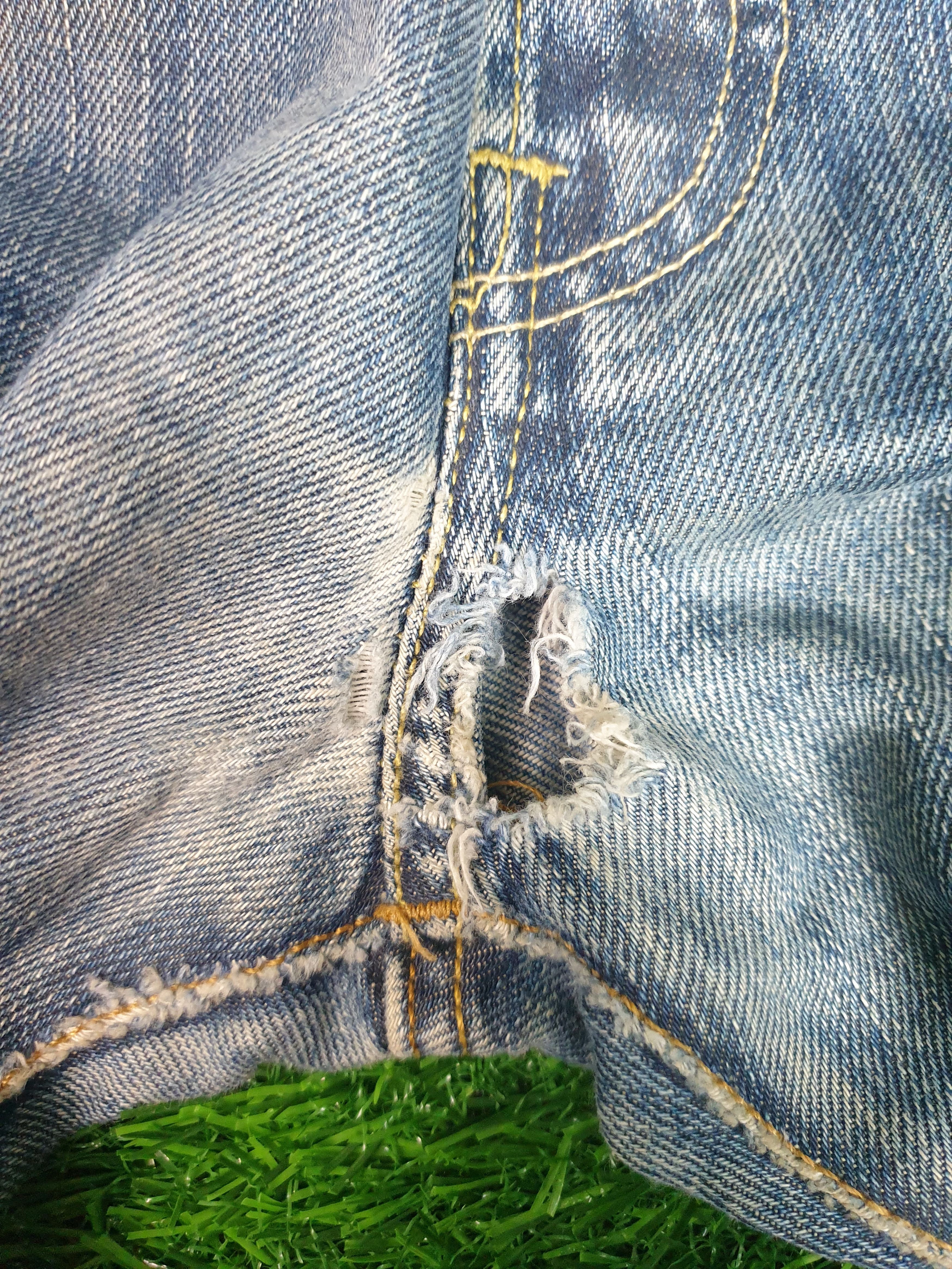 Levi's Vintage Clothing Vintage LEVIS 501 Faded Distressed Size 31X34.5 Jeans L0068 Size US 31 - 7 Thumbnail