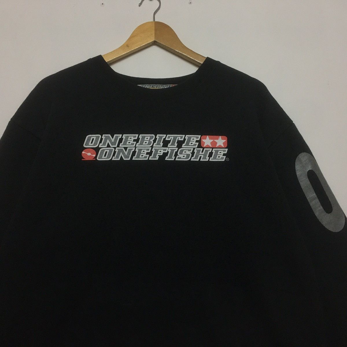 Japanese Brand Vintage One Bite One Fishe Sweatshirt Crewneck BigLogo Size US L / EU 52-54 / 3 - 4 Thumbnail