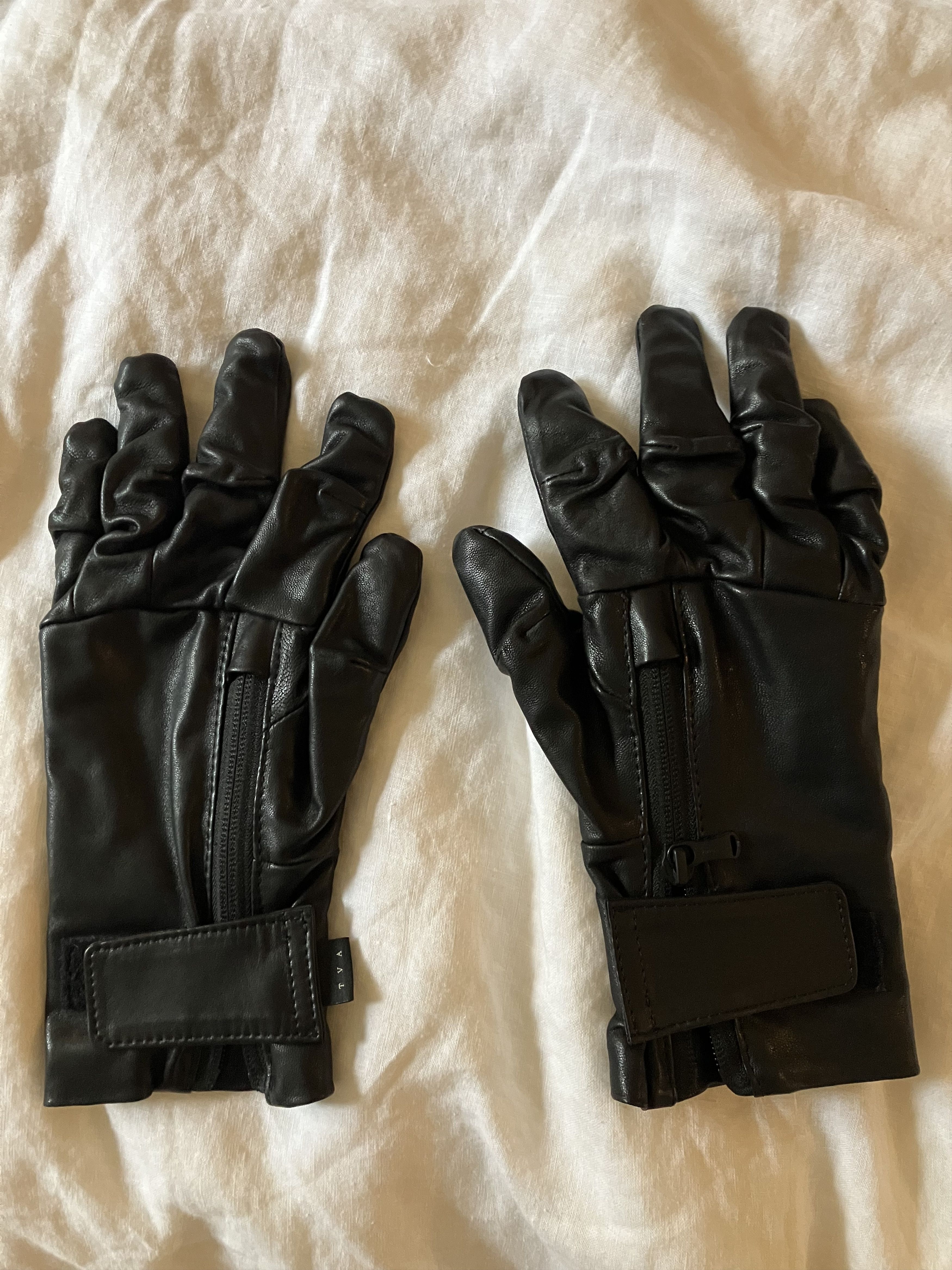 The Viridi-anne sz 1 FW21 Water Repellant Lambskin Gloves w/ fleece lining Size ONE SIZE - 6 Thumbnail