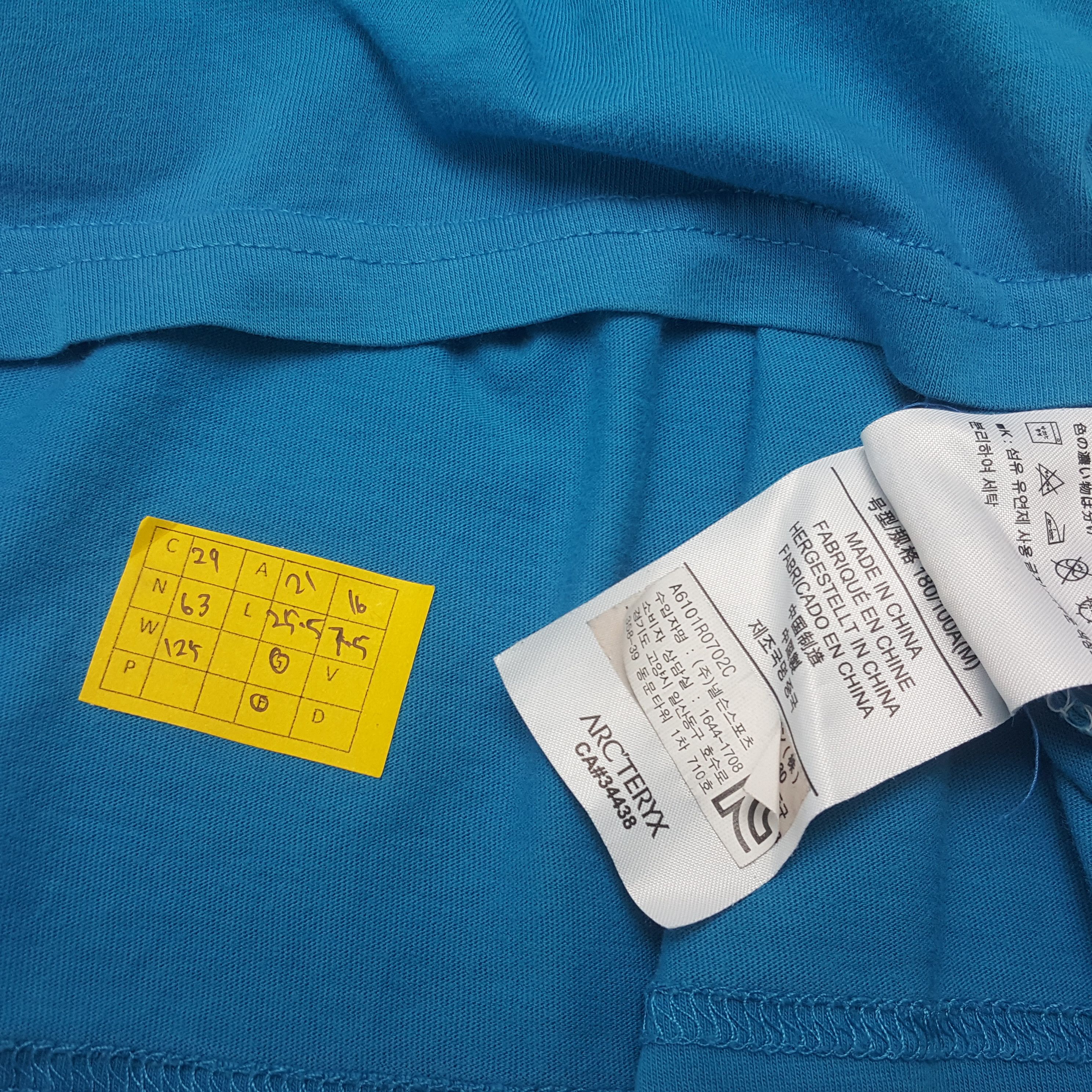 Arc'teryx × Vintage Vintage Arc'Teryx Big Logo Outdoor Style T-Shirt Size US L / EU 52-54 / 3 - 4 Thumbnail
