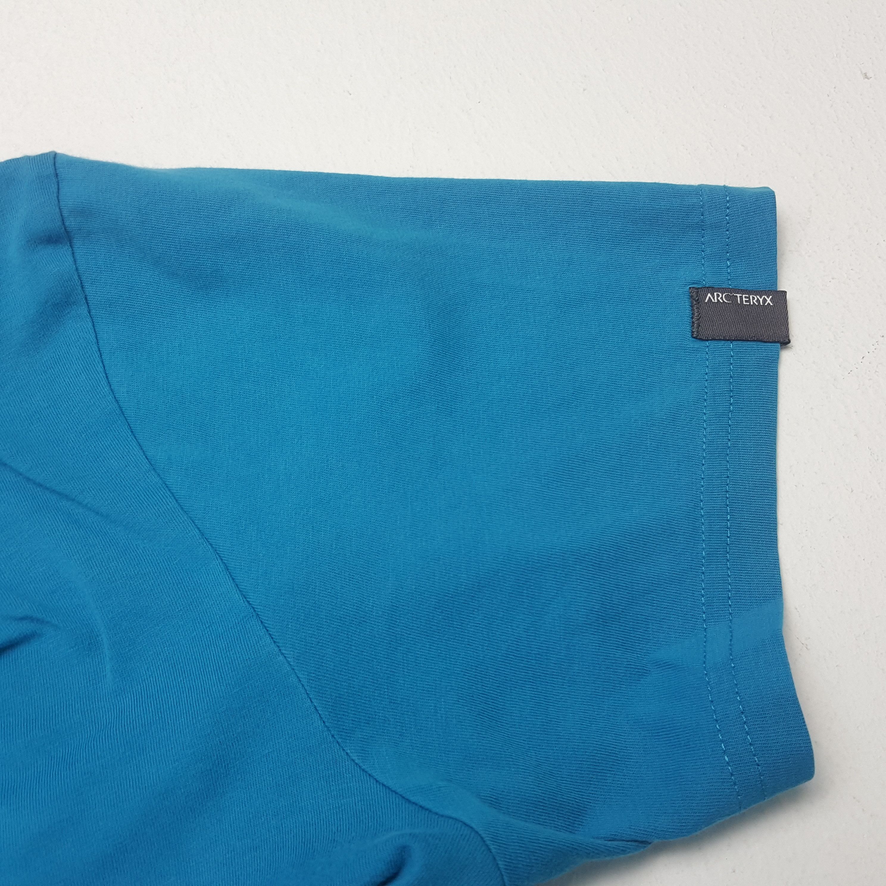 Arc'teryx × Vintage Vintage Arc'Teryx Big Logo Outdoor Style T-Shirt Size US L / EU 52-54 / 3 - 5 Thumbnail