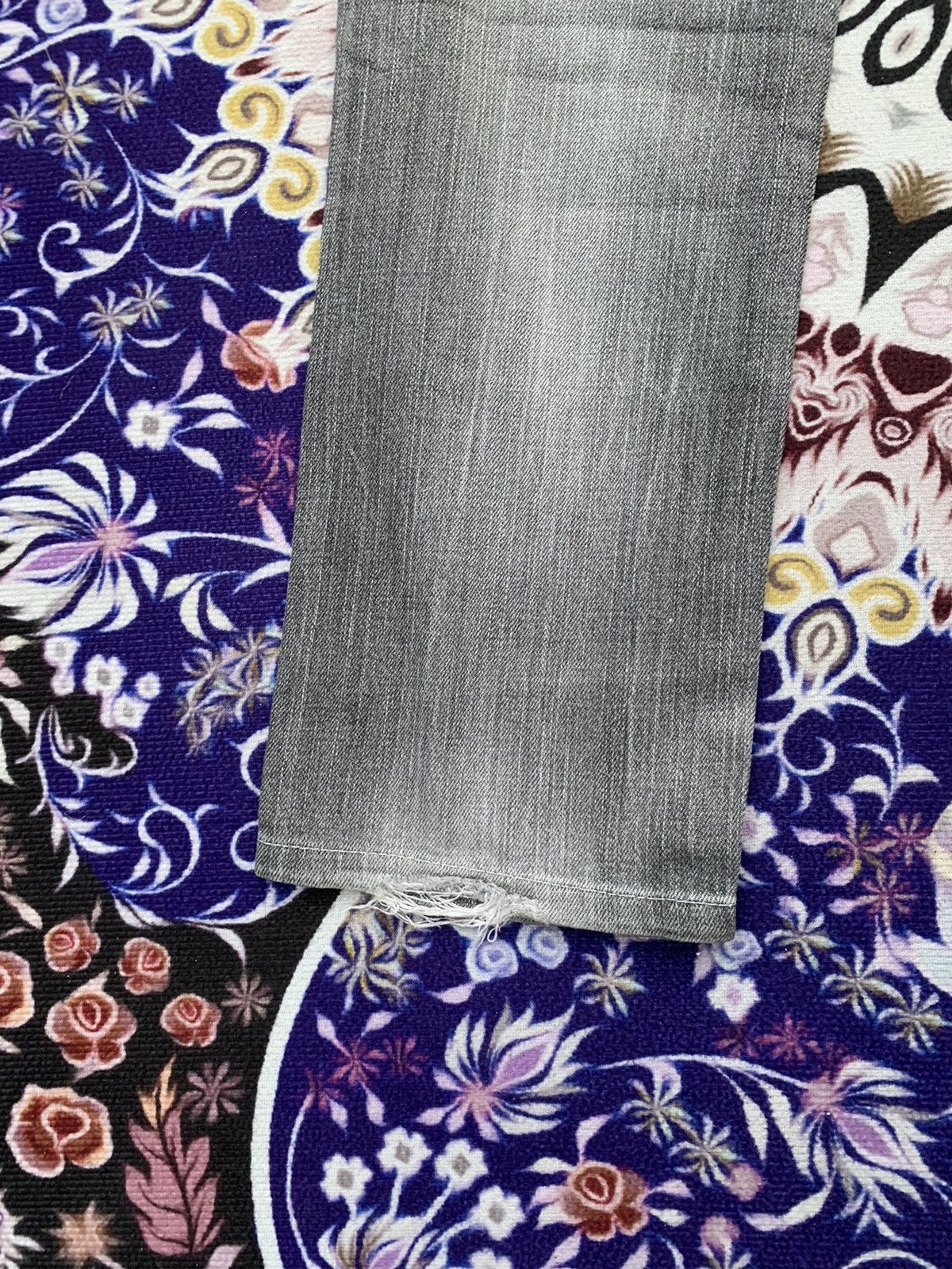Uniqlo Uniqlo Faded Skinny Fit Denim Size US 31 - 8 Thumbnail
