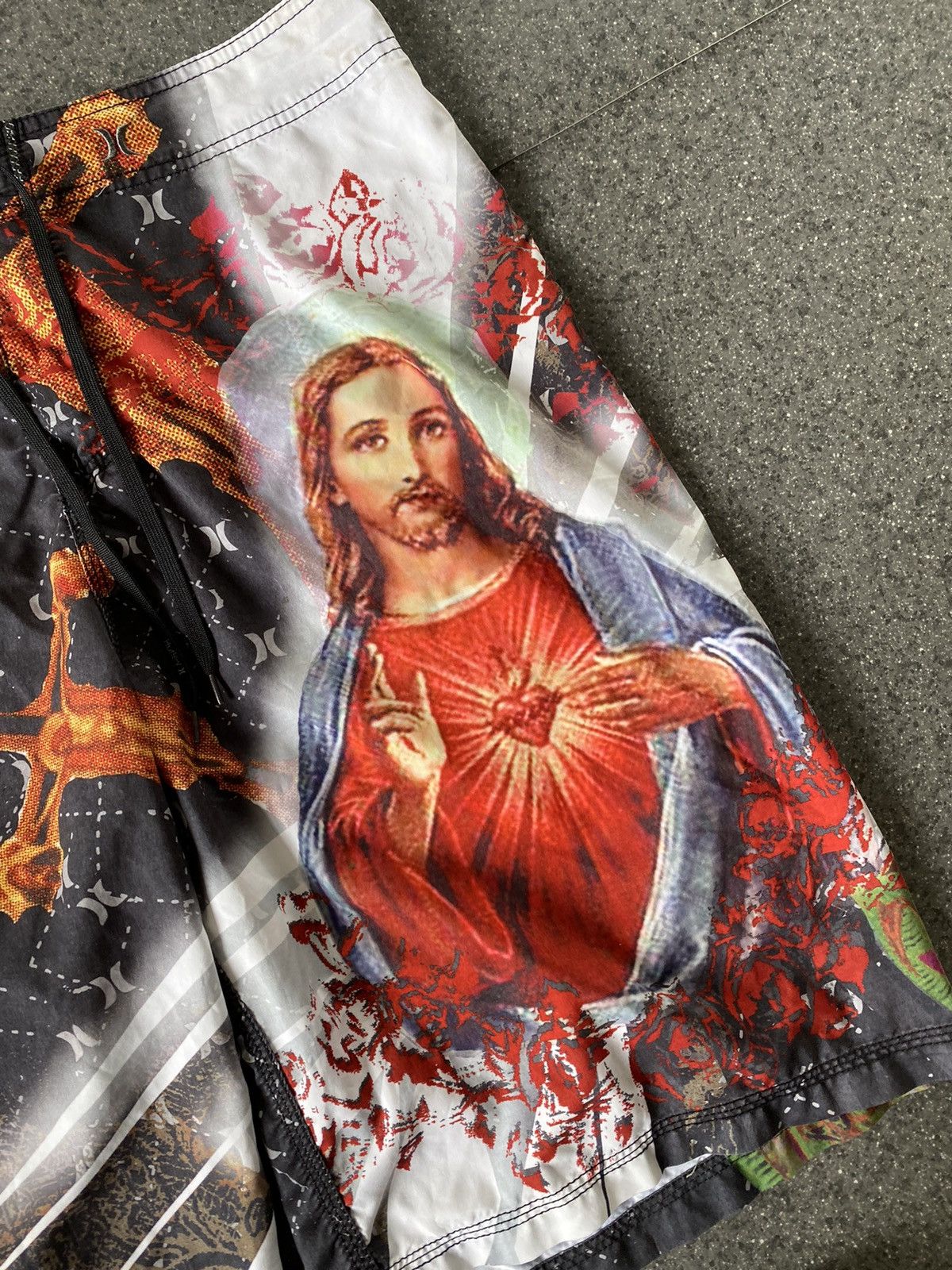 Hurley × Vintage Vintage Hurley Jesus Print Shorts Size US 36 / EU 52 - 2 Thumbnail