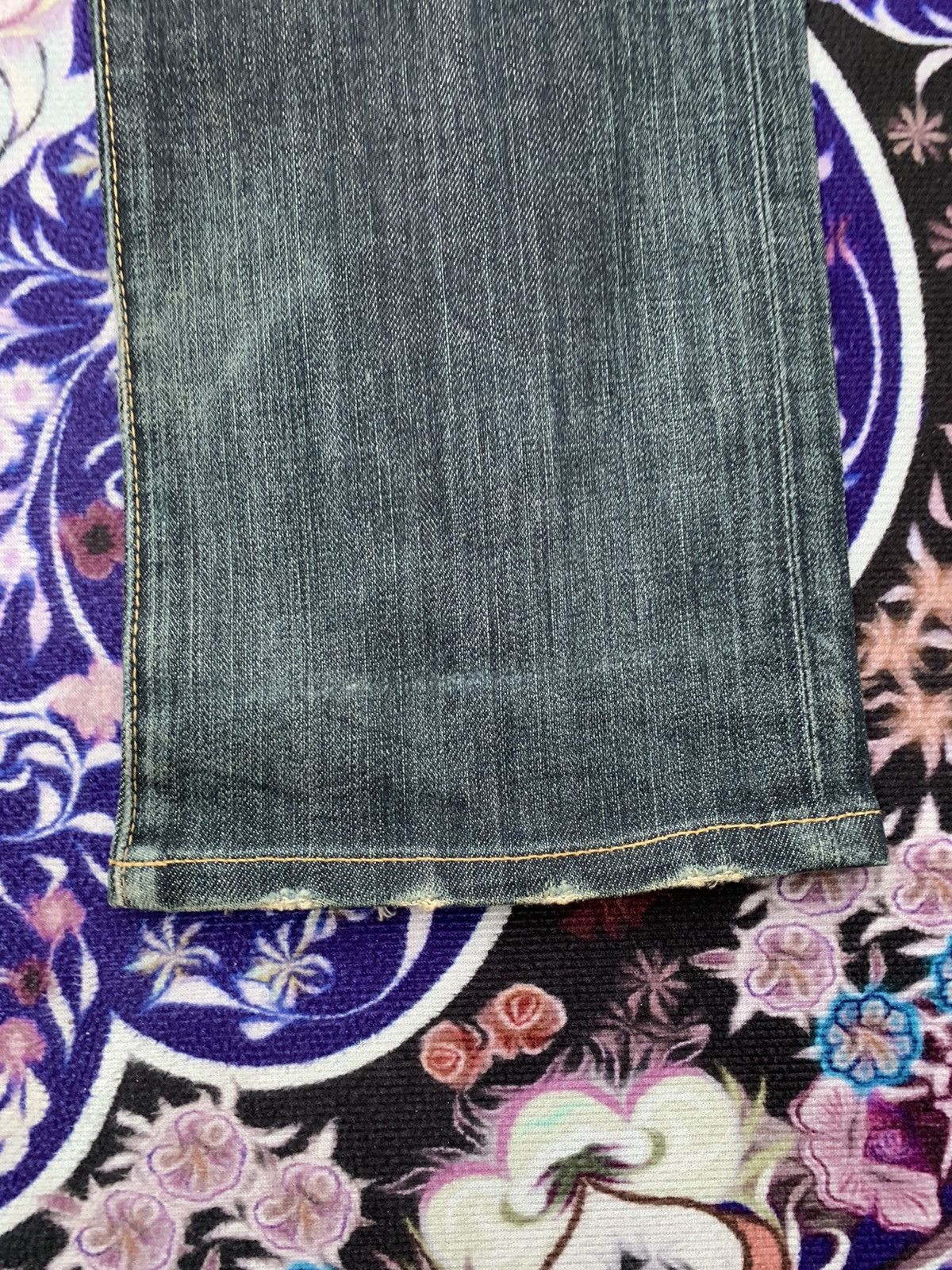 Uniqlo Uniqlo Distressed Denim Size US 35 - 2 Thumbnail
