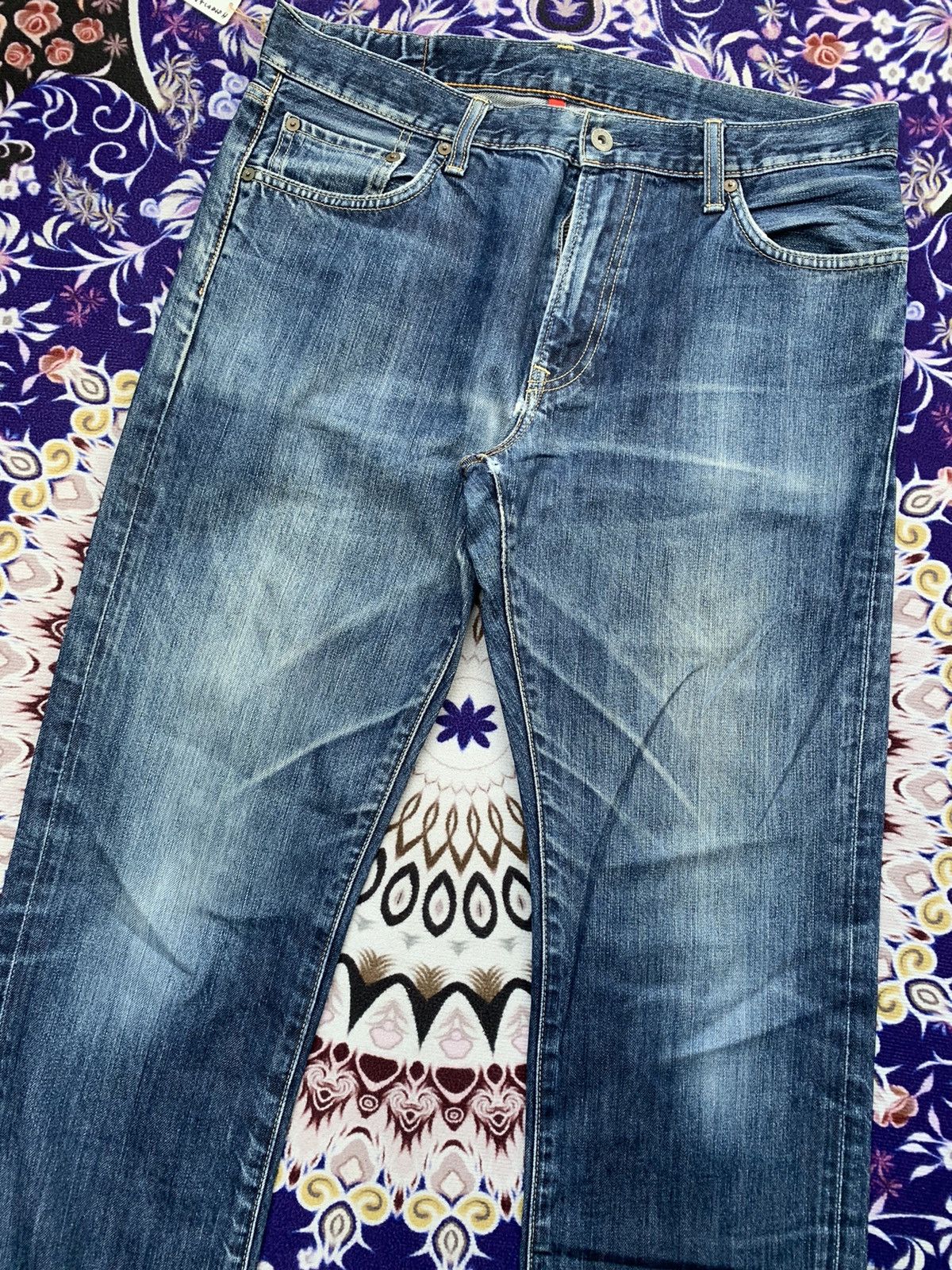 Uniqlo Uniqlo Faded Wash Denim Size US 35 - 2 Thumbnail