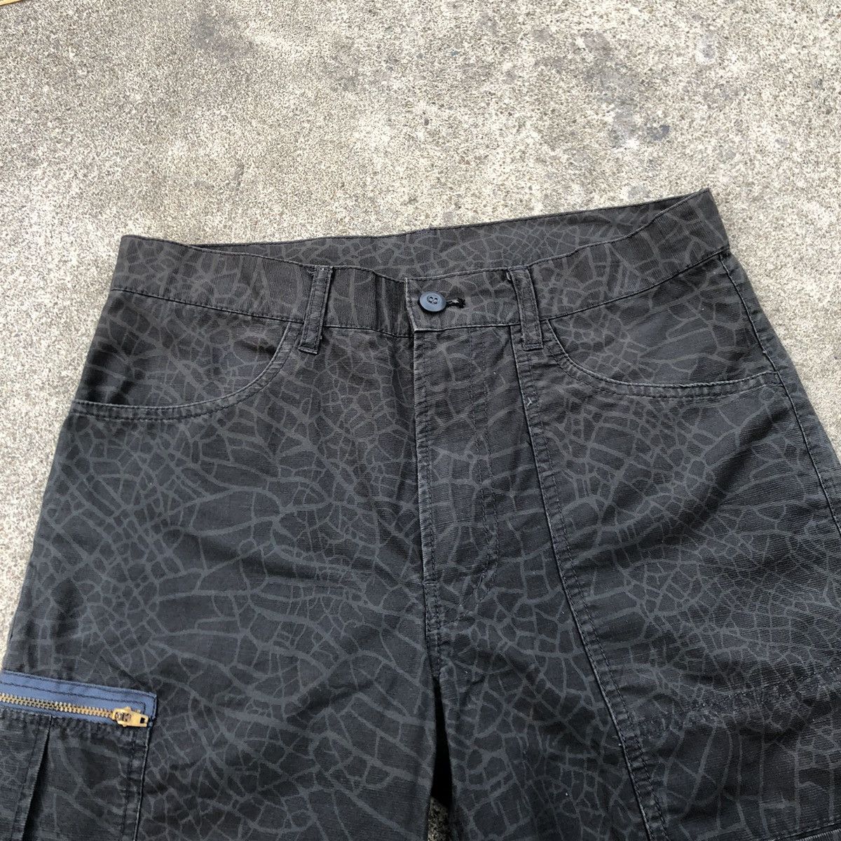Japanese Brand × PPFM 🔥Rare🔥🇯🇵PPFM Black Abstract Pockets Cropped Short Pants Size US 30 / EU 46 - 2 Thumbnail